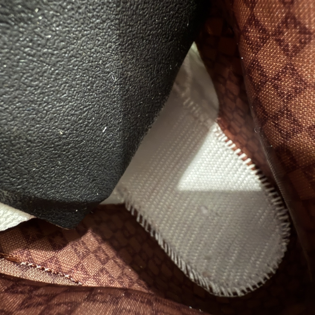 图片[8]-【外贸纯原】Air Jordan 5 Retro \”EL GRITO\” 低帮 墨西哥独立日 AJ5 乔丹5代 aj5 乔5 低邦 白红绿鸳鸯 乔丹篮球鞋系列 配色方案以白色为主，并在中底鲨鱼齿元素、鞋带扣等细节部分融入了墨西哥国旗红绿颜色。可以看到鞋头、后跟、鞋舌的皮革上加入了浮雕的纹理，这一细节的灵感来自当地建筑的装饰。鞋舌以及后跟Jumpmaan Logo均采用棕色刺绣点缀，并将侧面换成了打孔皮革，整双鞋呈现出的视觉效果相当高级，鞋头安排上特殊鞋带扣，VIVA这个词在西班牙语中表示 “万岁”，表达欢呼、庆祝。略带做旧效果的中底搭配生胶外底及黑色Jumpman Logo，复古味道也拿捏的恰到好处。内衬是细腻的暗纹， 里里外外的细节都可圈可点。 货号：HF8833-100 尺码：40 40.5 41 42 42.5 43 44 44.5 45 46 47.5 48.5-选品中心