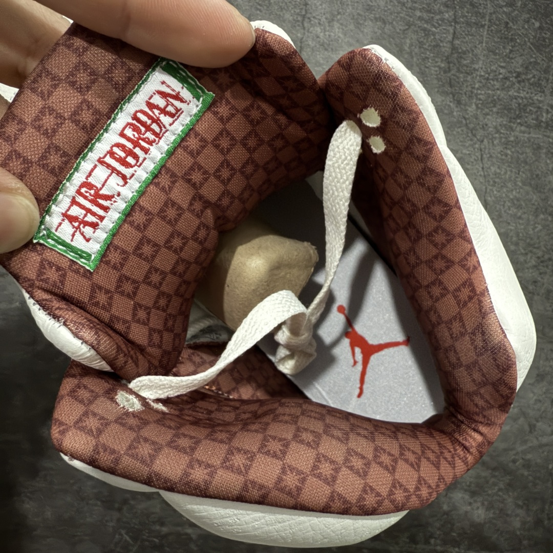 图片[7]-【外贸纯原】Air Jordan 5 Retro \”EL GRITO\” 低帮 墨西哥独立日 AJ5 乔丹5代 aj5 乔5 低邦 白红绿鸳鸯 乔丹篮球鞋系列 配色方案以白色为主，并在中底鲨鱼齿元素、鞋带扣等细节部分融入了墨西哥国旗红绿颜色。可以看到鞋头、后跟、鞋舌的皮革上加入了浮雕的纹理，这一细节的灵感来自当地建筑的装饰。鞋舌以及后跟Jumpmaan Logo均采用棕色刺绣点缀，并将侧面换成了打孔皮革，整双鞋呈现出的视觉效果相当高级，鞋头安排上特殊鞋带扣，VIVA这个词在西班牙语中表示 “万岁”，表达欢呼、庆祝。略带做旧效果的中底搭配生胶外底及黑色Jumpman Logo，复古味道也拿捏的恰到好处。内衬是细腻的暗纹， 里里外外的细节都可圈可点。 货号：HF8833-100 尺码：40 40.5 41 42 42.5 43 44 44.5 45 46 47.5 48.5-选品中心