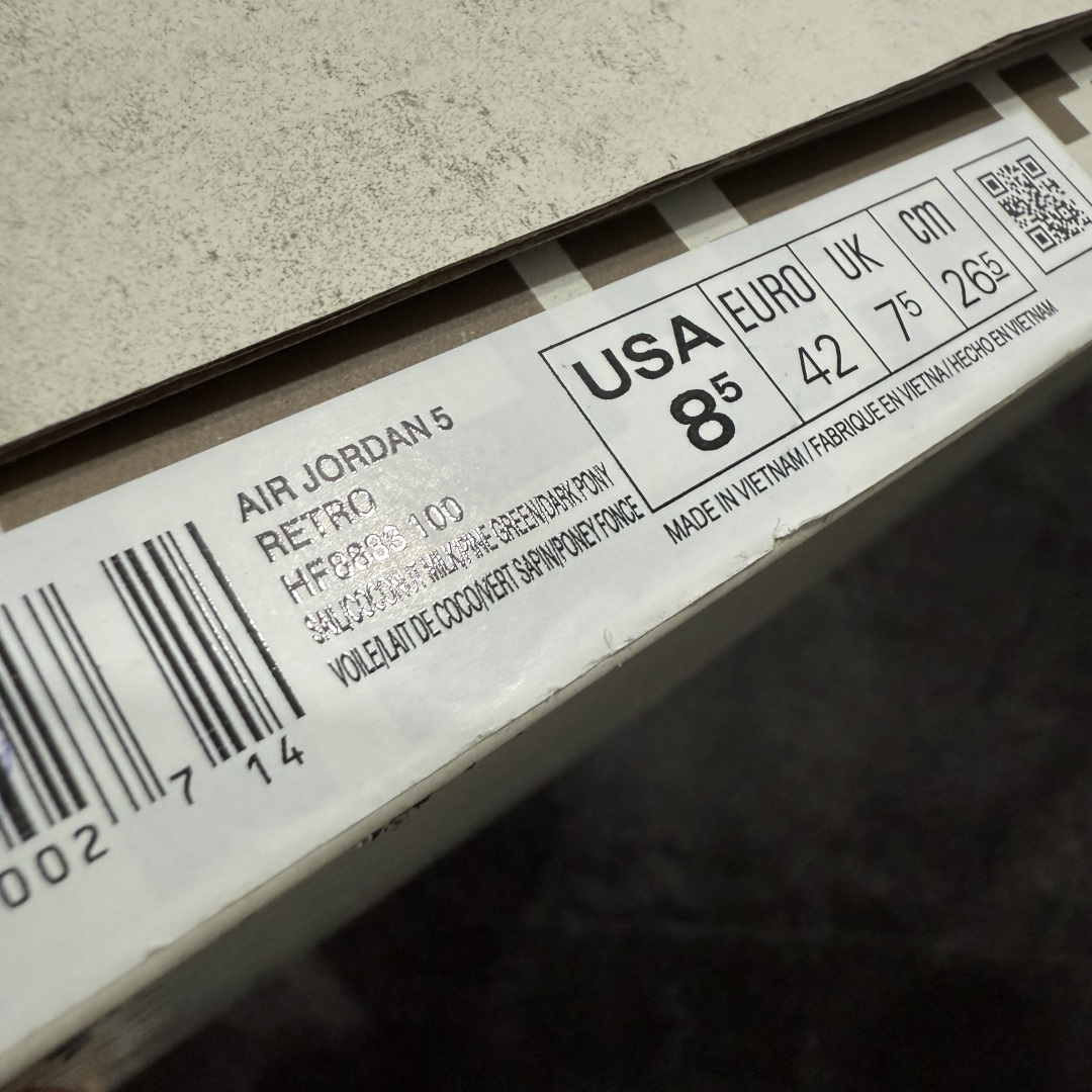 图片[9]-【外贸纯原】Air Jordan 5 Retro \”EL GRITO\” 低帮 墨西哥独立日 AJ5 乔丹5代 aj5 乔5 低邦 白红绿鸳鸯 乔丹篮球鞋系列 配色方案以白色为主，并在中底鲨鱼齿元素、鞋带扣等细节部分融入了墨西哥国旗红绿颜色。可以看到鞋头、后跟、鞋舌的皮革上加入了浮雕的纹理，这一细节的灵感来自当地建筑的装饰。鞋舌以及后跟Jumpmaan Logo均采用棕色刺绣点缀，并将侧面换成了打孔皮革，整双鞋呈现出的视觉效果相当高级，鞋头安排上特殊鞋带扣，VIVA这个词在西班牙语中表示 “万岁”，表达欢呼、庆祝。略带做旧效果的中底搭配生胶外底及黑色Jumpman Logo，复古味道也拿捏的恰到好处。内衬是细腻的暗纹， 里里外外的细节都可圈可点。 货号：HF8833-100 尺码：40 40.5 41 42 42.5 43 44 44.5 45 46 47.5 48.5-选品中心