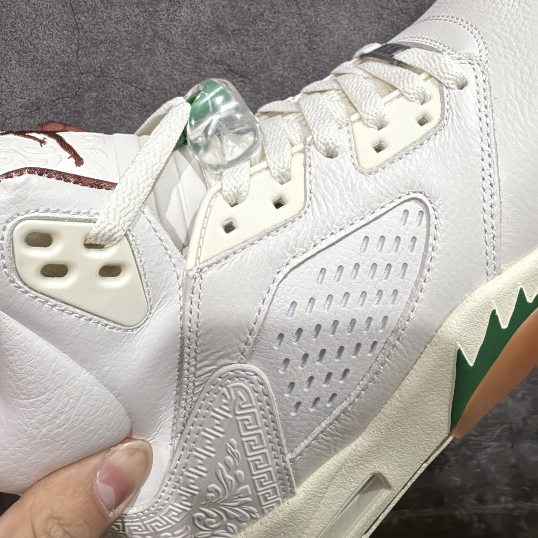 图片[4]-【外贸纯原】Air Jordan 5 Retro \”EL GRITO\” 低帮 墨西哥独立日 AJ5 乔丹5代 aj5 乔5 低邦 白红绿鸳鸯 乔丹篮球鞋系列 配色方案以白色为主，并在中底鲨鱼齿元素、鞋带扣等细节部分融入了墨西哥国旗红绿颜色。可以看到鞋头、后跟、鞋舌的皮革上加入了浮雕的纹理，这一细节的灵感来自当地建筑的装饰。鞋舌以及后跟Jumpmaan Logo均采用棕色刺绣点缀，并将侧面换成了打孔皮革，整双鞋呈现出的视觉效果相当高级，鞋头安排上特殊鞋带扣，VIVA这个词在西班牙语中表示 “万岁”，表达欢呼、庆祝。略带做旧效果的中底搭配生胶外底及黑色Jumpman Logo，复古味道也拿捏的恰到好处。内衬是细腻的暗纹， 里里外外的细节都可圈可点。 货号：HF8833-100 尺码：40 40.5 41 42 42.5 43 44 44.5 45 46 47.5 48.5-选品中心