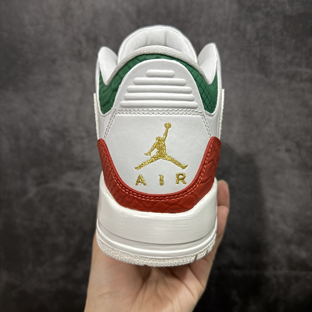图片[4]-【外贸纯原】Air Jordan 3 Mexico \”El Vuelo\” 墨西哥独立日 AJ3 乔丹3代 aj3 乔3 白红绿 男女同款 乔丹篮球鞋系列 设计灵感源自墨西哥城的墨西哥职业摔跤传统，将Michael Jordan标志性的飞行姿态与戴面具的摔跤手在擂台上空翻腾的动作相连接；设计上，鞋款整体以巅峰白色皮革鞋面为基础，点缀受墨西哥国旗启发的绿色、白色和红色元素。纹理皮革与亮面拼接而成的图案覆盖层，呼应了传统摔跤手面具的造型。金色鞋带孔和鞋舌Jumpman Logo标志，为鞋款注入冠军风范，而松绿色和龙红色细节则为球鞋增添节日氛围。鞋身最大的亮点莫过于侧边波浪形的Swoosh Logo设计也呼应了鞋款为摔跤手面具的造型，该设计还是第一次在Jordan鞋款上体现，后跟Jumpmaan Logo及Air也以金色刺绣妆点，另外鞋舌内还绣有西班牙语\”QUE FUERZA\”和\”MAS VALE MANA\”，意为\”何等力量\”和\”智慧更重要\”，在墨西哥摔跤文化中常见，既致敬了擂台上的搏斗，也强调了战略思维的重要性。 货号：IO1752-100 尺码：40 40.5 41 42 42.5 43 44 44.5 45 46 47.5 48.5-选品中心