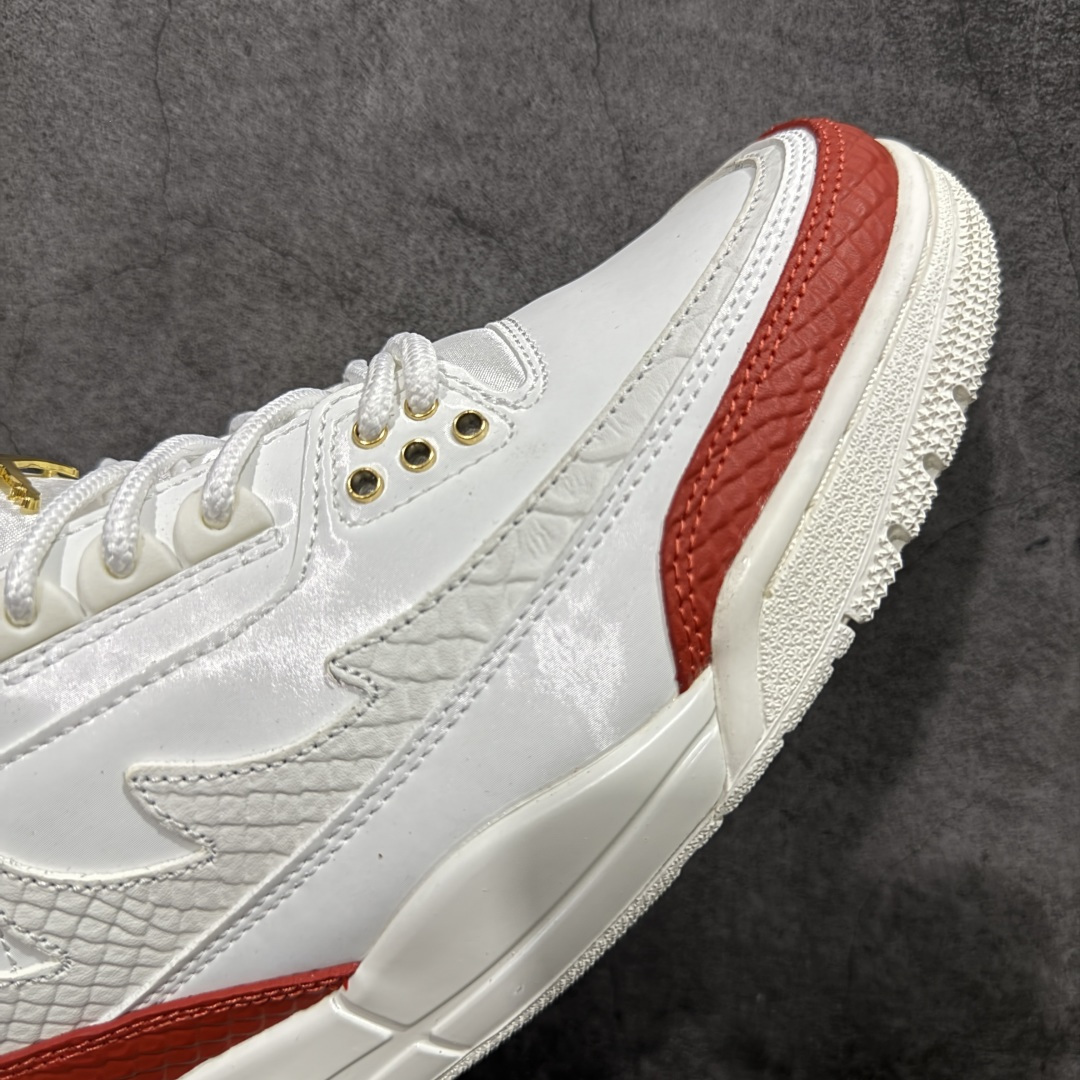 图片[6]-【外贸纯原】Air Jordan 3 Mexico \”El Vuelo\” 墨西哥独立日 AJ3 乔丹3代 aj3 乔3 白红绿 男女同款 乔丹篮球鞋系列 设计灵感源自墨西哥城的墨西哥职业摔跤传统，将Michael Jordan标志性的飞行姿态与戴面具的摔跤手在擂台上空翻腾的动作相连接；设计上，鞋款整体以巅峰白色皮革鞋面为基础，点缀受墨西哥国旗启发的绿色、白色和红色元素。纹理皮革与亮面拼接而成的图案覆盖层，呼应了传统摔跤手面具的造型。金色鞋带孔和鞋舌Jumpman Logo标志，为鞋款注入冠军风范，而松绿色和龙红色细节则为球鞋增添节日氛围。鞋身最大的亮点莫过于侧边波浪形的Swoosh Logo设计也呼应了鞋款为摔跤手面具的造型，该设计还是第一次在Jordan鞋款上体现，后跟Jumpmaan Logo及Air也以金色刺绣妆点，另外鞋舌内还绣有西班牙语\”QUE FUERZA\”和\”MAS VALE MANA\”，意为\”何等力量\”和\”智慧更重要\”，在墨西哥摔跤文化中常见，既致敬了擂台上的搏斗，也强调了战略思维的重要性。 货号：IO1752-100 尺码：40 40.5 41 42 42.5 43 44 44.5 45 46 47.5 48.5-选品中心