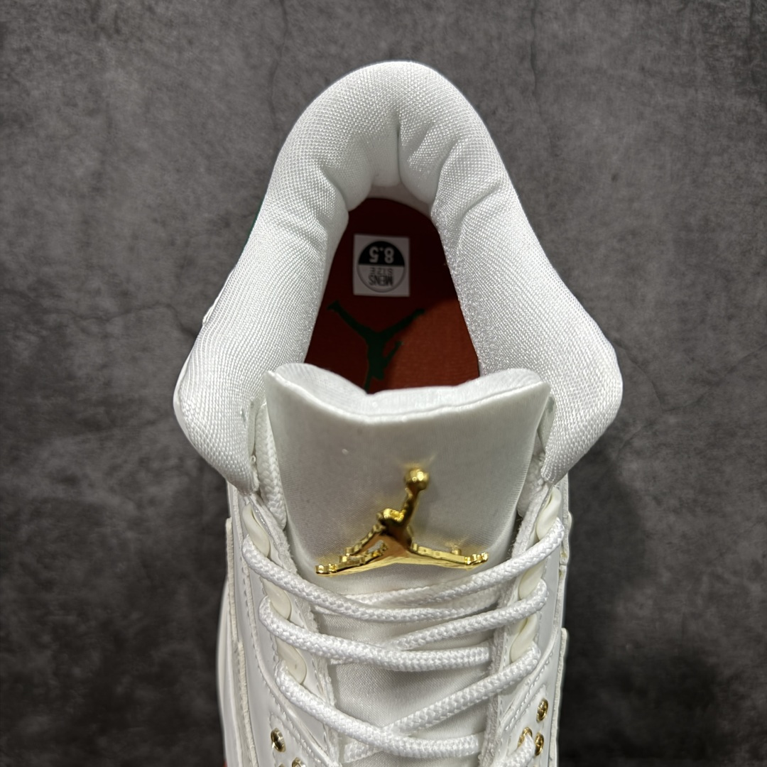 图片[8]-【外贸纯原】Air Jordan 3 Mexico \”El Vuelo\” 墨西哥独立日 AJ3 乔丹3代 aj3 乔3 白红绿 男女同款 乔丹篮球鞋系列 设计灵感源自墨西哥城的墨西哥职业摔跤传统，将Michael Jordan标志性的飞行姿态与戴面具的摔跤手在擂台上空翻腾的动作相连接；设计上，鞋款整体以巅峰白色皮革鞋面为基础，点缀受墨西哥国旗启发的绿色、白色和红色元素。纹理皮革与亮面拼接而成的图案覆盖层，呼应了传统摔跤手面具的造型。金色鞋带孔和鞋舌Jumpman Logo标志，为鞋款注入冠军风范，而松绿色和龙红色细节则为球鞋增添节日氛围。鞋身最大的亮点莫过于侧边波浪形的Swoosh Logo设计也呼应了鞋款为摔跤手面具的造型，该设计还是第一次在Jordan鞋款上体现，后跟Jumpmaan Logo及Air也以金色刺绣妆点，另外鞋舌内还绣有西班牙语\”QUE FUERZA\”和\”MAS VALE MANA\”，意为\”何等力量\”和\”智慧更重要\”，在墨西哥摔跤文化中常见，既致敬了擂台上的搏斗，也强调了战略思维的重要性。 货号：IO1752-100 尺码：40 40.5 41 42 42.5 43 44 44.5 45 46 47.5 48.5-选品中心