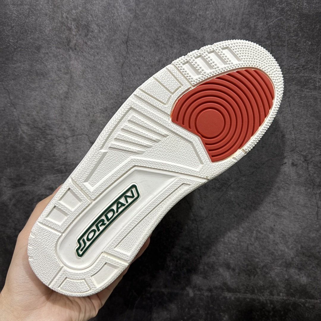 图片[9]-【外贸纯原】Air Jordan 3 Mexico \”El Vuelo\” 墨西哥独立日 AJ3 乔丹3代 aj3 乔3 白红绿 男女同款 乔丹篮球鞋系列 设计灵感源自墨西哥城的墨西哥职业摔跤传统，将Michael Jordan标志性的飞行姿态与戴面具的摔跤手在擂台上空翻腾的动作相连接；设计上，鞋款整体以巅峰白色皮革鞋面为基础，点缀受墨西哥国旗启发的绿色、白色和红色元素。纹理皮革与亮面拼接而成的图案覆盖层，呼应了传统摔跤手面具的造型。金色鞋带孔和鞋舌Jumpman Logo标志，为鞋款注入冠军风范，而松绿色和龙红色细节则为球鞋增添节日氛围。鞋身最大的亮点莫过于侧边波浪形的Swoosh Logo设计也呼应了鞋款为摔跤手面具的造型，该设计还是第一次在Jordan鞋款上体现，后跟Jumpmaan Logo及Air也以金色刺绣妆点，另外鞋舌内还绣有西班牙语\”QUE FUERZA\”和\”MAS VALE MANA\”，意为\”何等力量\”和\”智慧更重要\”，在墨西哥摔跤文化中常见，既致敬了擂台上的搏斗，也强调了战略思维的重要性。 货号：IO1752-100 尺码：40 40.5 41 42 42.5 43 44 44.5 45 46 47.5 48.5-选品中心