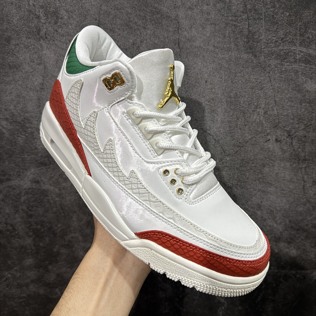 图片[3]-【外贸纯原】Air Jordan 3 Mexico \”El Vuelo\” 墨西哥独立日 AJ3 乔丹3代 aj3 乔3 白红绿 男女同款 乔丹篮球鞋系列 设计灵感源自墨西哥城的墨西哥职业摔跤传统，将Michael Jordan标志性的飞行姿态与戴面具的摔跤手在擂台上空翻腾的动作相连接；设计上，鞋款整体以巅峰白色皮革鞋面为基础，点缀受墨西哥国旗启发的绿色、白色和红色元素。纹理皮革与亮面拼接而成的图案覆盖层，呼应了传统摔跤手面具的造型。金色鞋带孔和鞋舌Jumpman Logo标志，为鞋款注入冠军风范，而松绿色和龙红色细节则为球鞋增添节日氛围。鞋身最大的亮点莫过于侧边波浪形的Swoosh Logo设计也呼应了鞋款为摔跤手面具的造型，该设计还是第一次在Jordan鞋款上体现，后跟Jumpmaan Logo及Air也以金色刺绣妆点，另外鞋舌内还绣有西班牙语\”QUE FUERZA\”和\”MAS VALE MANA\”，意为\”何等力量\”和\”智慧更重要\”，在墨西哥摔跤文化中常见，既致敬了擂台上的搏斗，也强调了战略思维的重要性。 货号：IO1752-100 尺码：40 40.5 41 42 42.5 43 44 44.5 45 46 47.5 48.5-选品中心