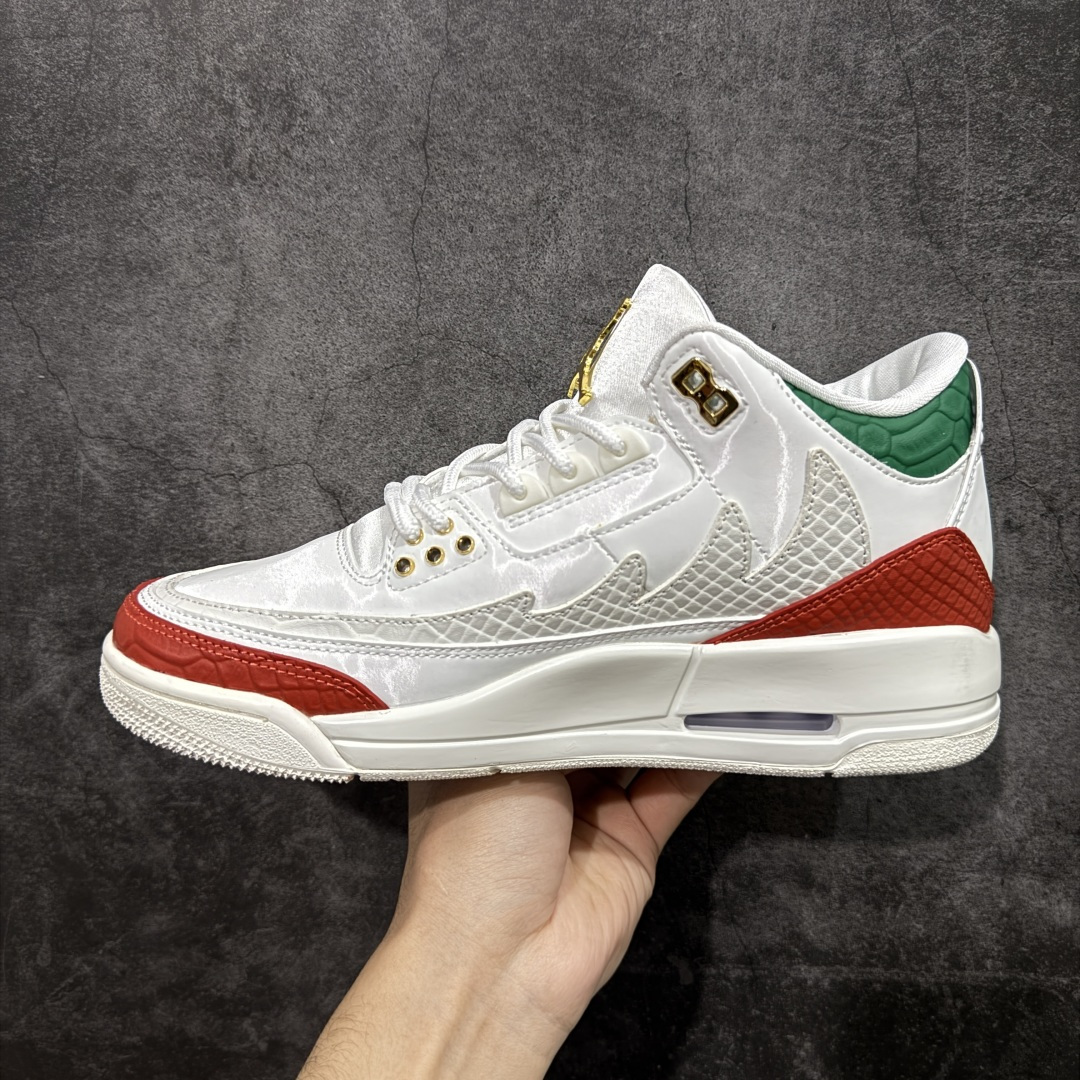 图片[2]-【外贸纯原】Air Jordan 3 Mexico \”El Vuelo\” 墨西哥独立日 AJ3 乔丹3代 aj3 乔3 白红绿 男女同款 乔丹篮球鞋系列 设计灵感源自墨西哥城的墨西哥职业摔跤传统，将Michael Jordan标志性的飞行姿态与戴面具的摔跤手在擂台上空翻腾的动作相连接；设计上，鞋款整体以巅峰白色皮革鞋面为基础，点缀受墨西哥国旗启发的绿色、白色和红色元素。纹理皮革与亮面拼接而成的图案覆盖层，呼应了传统摔跤手面具的造型。金色鞋带孔和鞋舌Jumpman Logo标志，为鞋款注入冠军风范，而松绿色和龙红色细节则为球鞋增添节日氛围。鞋身最大的亮点莫过于侧边波浪形的Swoosh Logo设计也呼应了鞋款为摔跤手面具的造型，该设计还是第一次在Jordan鞋款上体现，后跟Jumpmaan Logo及Air也以金色刺绣妆点，另外鞋舌内还绣有西班牙语\”QUE FUERZA\”和\”MAS VALE MANA\”，意为\”何等力量\”和\”智慧更重要\”，在墨西哥摔跤文化中常见，既致敬了擂台上的搏斗，也强调了战略思维的重要性。 货号：IO1752-100 尺码：40 40.5 41 42 42.5 43 44 44.5 45 46 47.5 48.5-选品中心