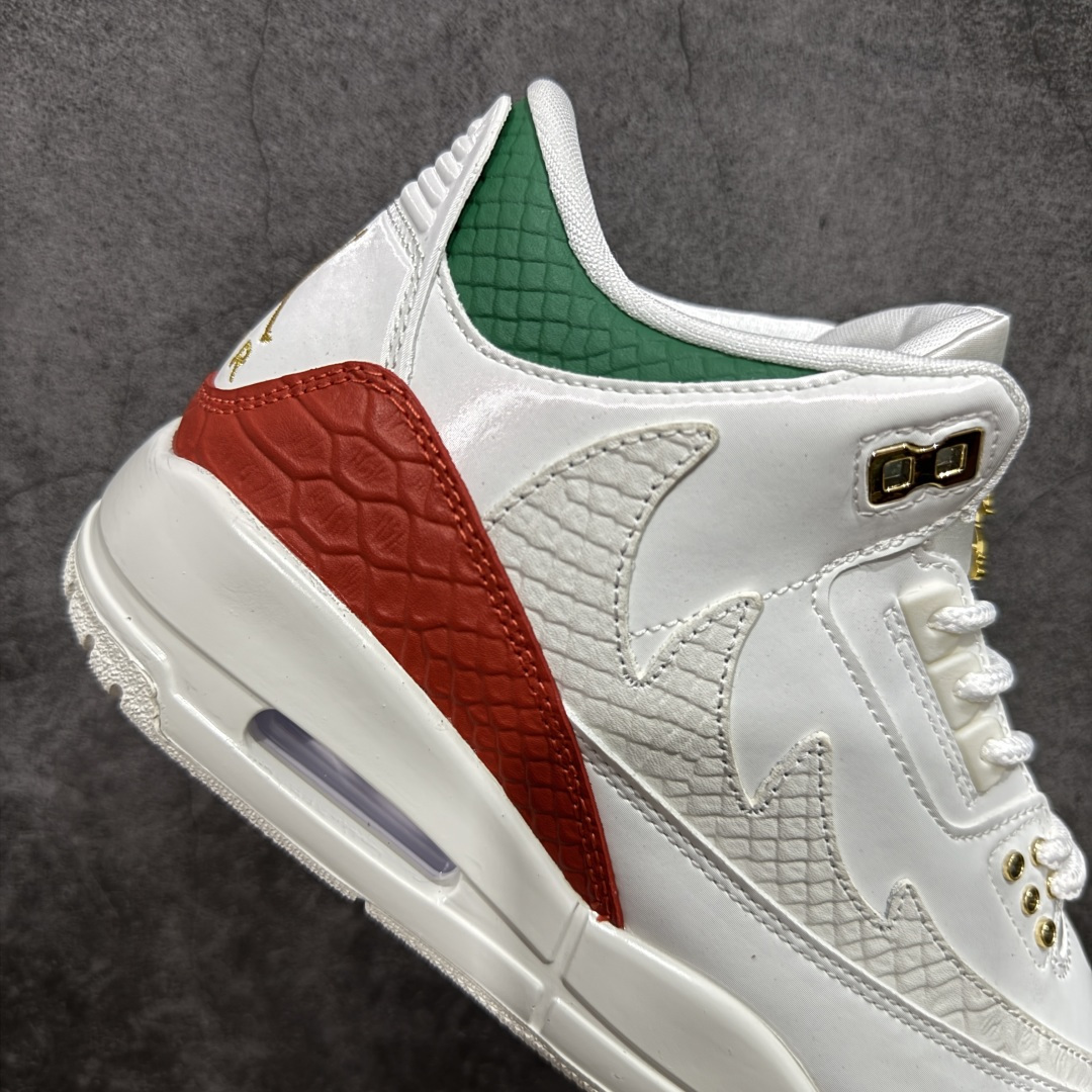 图片[7]-【外贸纯原】Air Jordan 3 Mexico \”El Vuelo\” 墨西哥独立日 AJ3 乔丹3代 aj3 乔3 白红绿 男女同款 乔丹篮球鞋系列 设计灵感源自墨西哥城的墨西哥职业摔跤传统，将Michael Jordan标志性的飞行姿态与戴面具的摔跤手在擂台上空翻腾的动作相连接；设计上，鞋款整体以巅峰白色皮革鞋面为基础，点缀受墨西哥国旗启发的绿色、白色和红色元素。纹理皮革与亮面拼接而成的图案覆盖层，呼应了传统摔跤手面具的造型。金色鞋带孔和鞋舌Jumpman Logo标志，为鞋款注入冠军风范，而松绿色和龙红色细节则为球鞋增添节日氛围。鞋身最大的亮点莫过于侧边波浪形的Swoosh Logo设计也呼应了鞋款为摔跤手面具的造型，该设计还是第一次在Jordan鞋款上体现，后跟Jumpmaan Logo及Air也以金色刺绣妆点，另外鞋舌内还绣有西班牙语\”QUE FUERZA\”和\”MAS VALE MANA\”，意为\”何等力量\”和\”智慧更重要\”，在墨西哥摔跤文化中常见，既致敬了擂台上的搏斗，也强调了战略思维的重要性。 货号：IO1752-100 尺码：40 40.5 41 42 42.5 43 44 44.5 45 46 47.5 48.5-选品中心