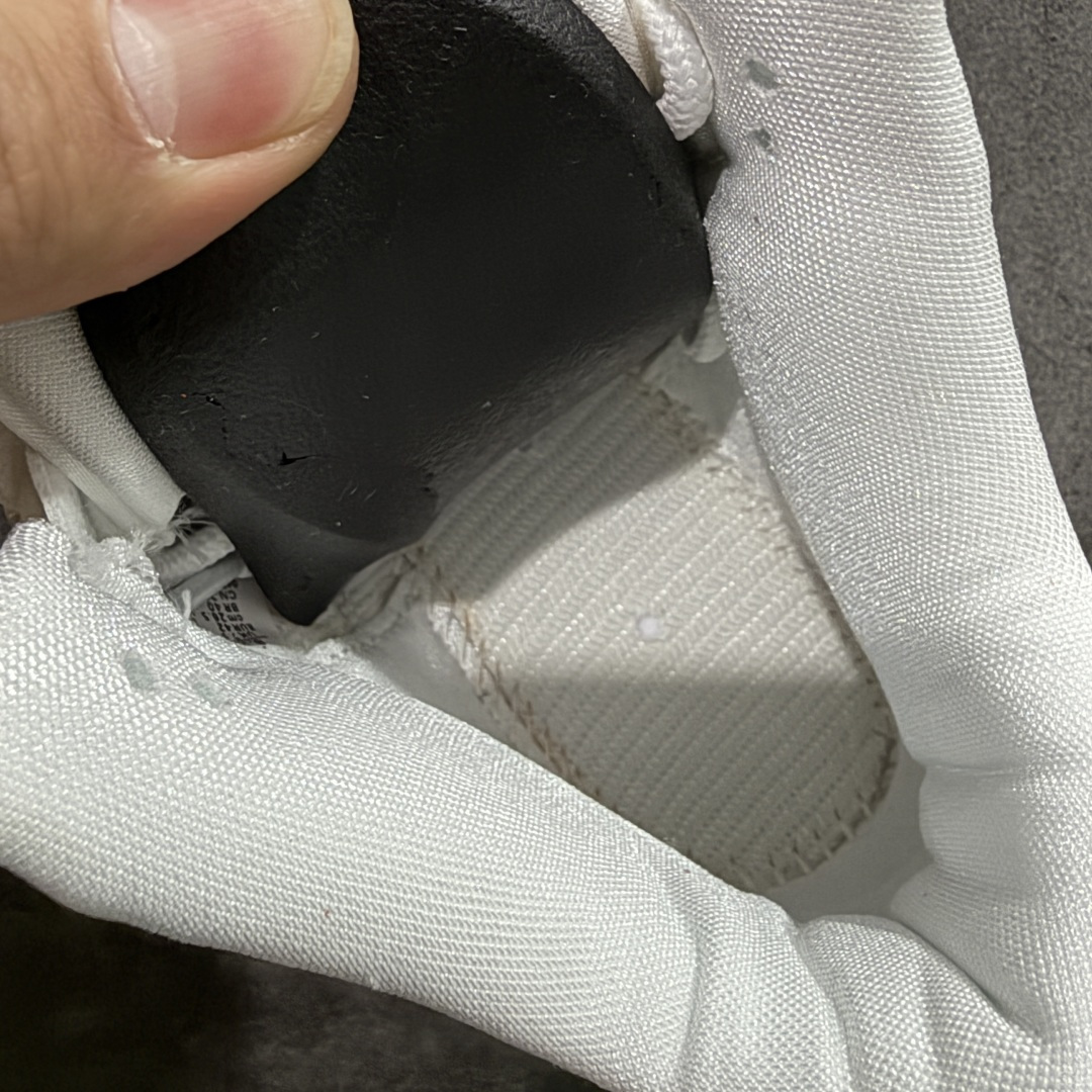 图片[8]-【外贸纯原】Air Jordan 3 Mexico \”El Vuelo\” 墨西哥独立日 AJ3 乔丹3代 aj3 乔3 白红绿 男女同款 乔丹篮球鞋系列 设计灵感源自墨西哥城的墨西哥职业摔跤传统，将Michael Jordan标志性的飞行姿态与戴面具的摔跤手在擂台上空翻腾的动作相连接；设计上，鞋款整体以巅峰白色皮革鞋面为基础，点缀受墨西哥国旗启发的绿色、白色和红色元素。纹理皮革与亮面拼接而成的图案覆盖层，呼应了传统摔跤手面具的造型。金色鞋带孔和鞋舌Jumpman Logo标志，为鞋款注入冠军风范，而松绿色和龙红色细节则为球鞋增添节日氛围。鞋身最大的亮点莫过于侧边波浪形的Swoosh Logo设计也呼应了鞋款为摔跤手面具的造型，该设计还是第一次在Jordan鞋款上体现，后跟Jumpmaan Logo及Air也以金色刺绣妆点，另外鞋舌内还绣有西班牙语\”QUE FUERZA\”和\”MAS VALE MANA\”，意为\”何等力量\”和\”智慧更重要\”，在墨西哥摔跤文化中常见，既致敬了擂台上的搏斗，也强调了战略思维的重要性。 货号：IO1752-100 尺码：40 40.5 41 42 42.5 43 44 44.5 45 46 47.5 48.5-选品中心