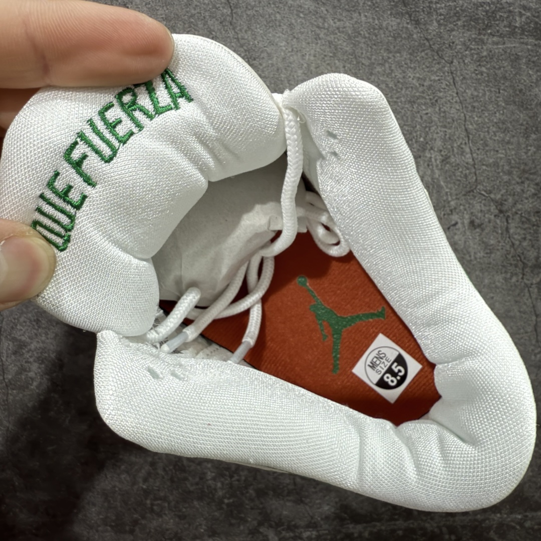 图片[7]-【外贸纯原】Air Jordan 3 Mexico \”El Vuelo\” 墨西哥独立日 AJ3 乔丹3代 aj3 乔3 白红绿 男女同款 乔丹篮球鞋系列 设计灵感源自墨西哥城的墨西哥职业摔跤传统，将Michael Jordan标志性的飞行姿态与戴面具的摔跤手在擂台上空翻腾的动作相连接；设计上，鞋款整体以巅峰白色皮革鞋面为基础，点缀受墨西哥国旗启发的绿色、白色和红色元素。纹理皮革与亮面拼接而成的图案覆盖层，呼应了传统摔跤手面具的造型。金色鞋带孔和鞋舌Jumpman Logo标志，为鞋款注入冠军风范，而松绿色和龙红色细节则为球鞋增添节日氛围。鞋身最大的亮点莫过于侧边波浪形的Swoosh Logo设计也呼应了鞋款为摔跤手面具的造型，该设计还是第一次在Jordan鞋款上体现，后跟Jumpmaan Logo及Air也以金色刺绣妆点，另外鞋舌内还绣有西班牙语\”QUE FUERZA\”和\”MAS VALE MANA\”，意为\”何等力量\”和\”智慧更重要\”，在墨西哥摔跤文化中常见，既致敬了擂台上的搏斗，也强调了战略思维的重要性。 货号：IO1752-100 尺码：40 40.5 41 42 42.5 43 44 44.5 45 46 47.5 48.5-选品中心