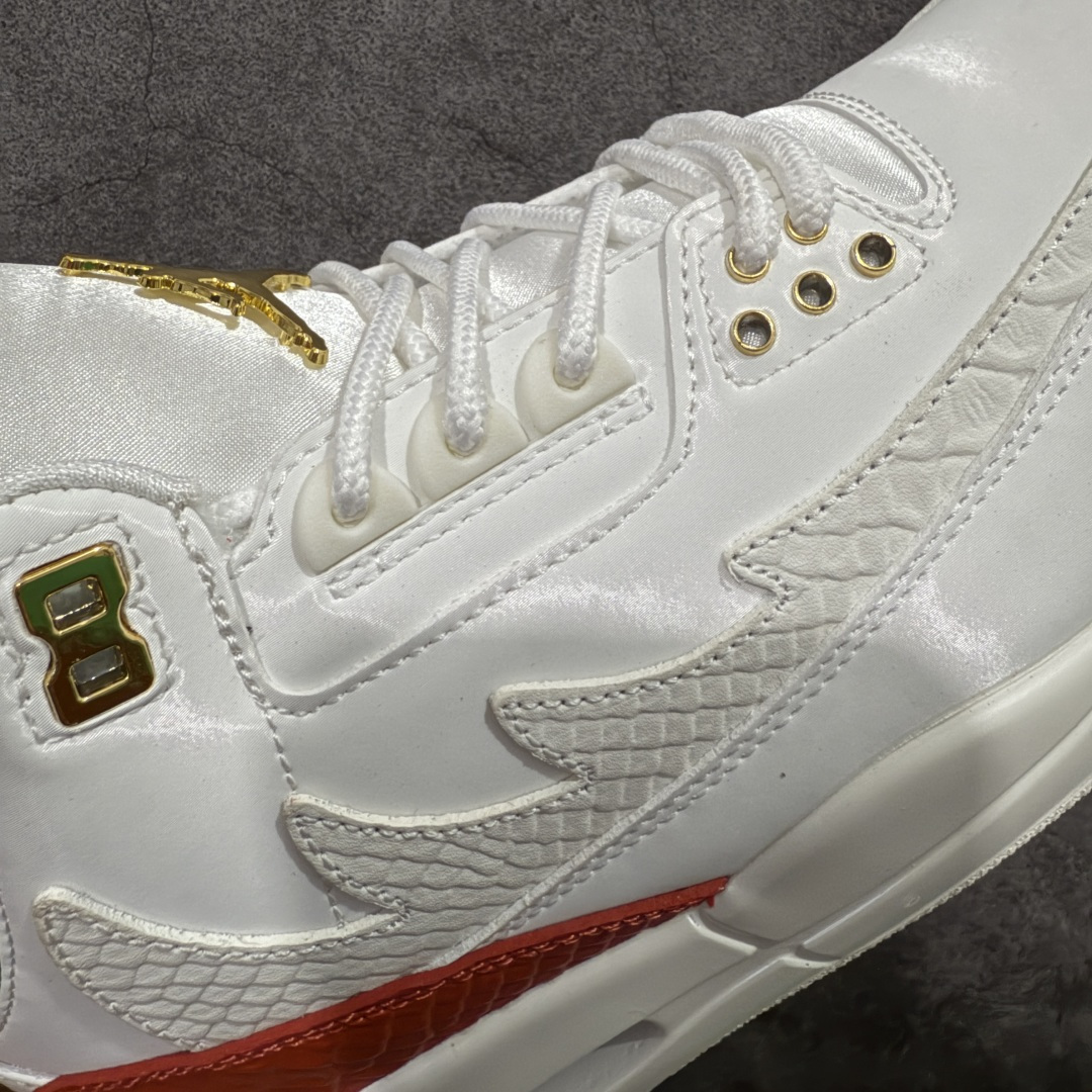 图片[4]-【外贸纯原】Air Jordan 3 Mexico \”El Vuelo\” 墨西哥独立日 AJ3 乔丹3代 aj3 乔3 白红绿 男女同款 乔丹篮球鞋系列 设计灵感源自墨西哥城的墨西哥职业摔跤传统，将Michael Jordan标志性的飞行姿态与戴面具的摔跤手在擂台上空翻腾的动作相连接；设计上，鞋款整体以巅峰白色皮革鞋面为基础，点缀受墨西哥国旗启发的绿色、白色和红色元素。纹理皮革与亮面拼接而成的图案覆盖层，呼应了传统摔跤手面具的造型。金色鞋带孔和鞋舌Jumpman Logo标志，为鞋款注入冠军风范，而松绿色和龙红色细节则为球鞋增添节日氛围。鞋身最大的亮点莫过于侧边波浪形的Swoosh Logo设计也呼应了鞋款为摔跤手面具的造型，该设计还是第一次在Jordan鞋款上体现，后跟Jumpmaan Logo及Air也以金色刺绣妆点，另外鞋舌内还绣有西班牙语\”QUE FUERZA\”和\”MAS VALE MANA\”，意为\”何等力量\”和\”智慧更重要\”，在墨西哥摔跤文化中常见，既致敬了擂台上的搏斗，也强调了战略思维的重要性。 货号：IO1752-100 尺码：40 40.5 41 42 42.5 43 44 44.5 45 46 47.5 48.5-选品中心