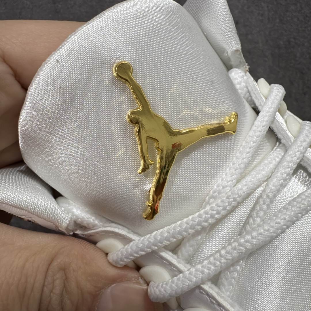 图片[6]-【外贸纯原】Air Jordan 3 Mexico \”El Vuelo\” 墨西哥独立日 AJ3 乔丹3代 aj3 乔3 白红绿 男女同款 乔丹篮球鞋系列 设计灵感源自墨西哥城的墨西哥职业摔跤传统，将Michael Jordan标志性的飞行姿态与戴面具的摔跤手在擂台上空翻腾的动作相连接；设计上，鞋款整体以巅峰白色皮革鞋面为基础，点缀受墨西哥国旗启发的绿色、白色和红色元素。纹理皮革与亮面拼接而成的图案覆盖层，呼应了传统摔跤手面具的造型。金色鞋带孔和鞋舌Jumpman Logo标志，为鞋款注入冠军风范，而松绿色和龙红色细节则为球鞋增添节日氛围。鞋身最大的亮点莫过于侧边波浪形的Swoosh Logo设计也呼应了鞋款为摔跤手面具的造型，该设计还是第一次在Jordan鞋款上体现，后跟Jumpmaan Logo及Air也以金色刺绣妆点，另外鞋舌内还绣有西班牙语\”QUE FUERZA\”和\”MAS VALE MANA\”，意为\”何等力量\”和\”智慧更重要\”，在墨西哥摔跤文化中常见，既致敬了擂台上的搏斗，也强调了战略思维的重要性。 货号：IO1752-100 尺码：40 40.5 41 42 42.5 43 44 44.5 45 46 47.5 48.5-选品中心