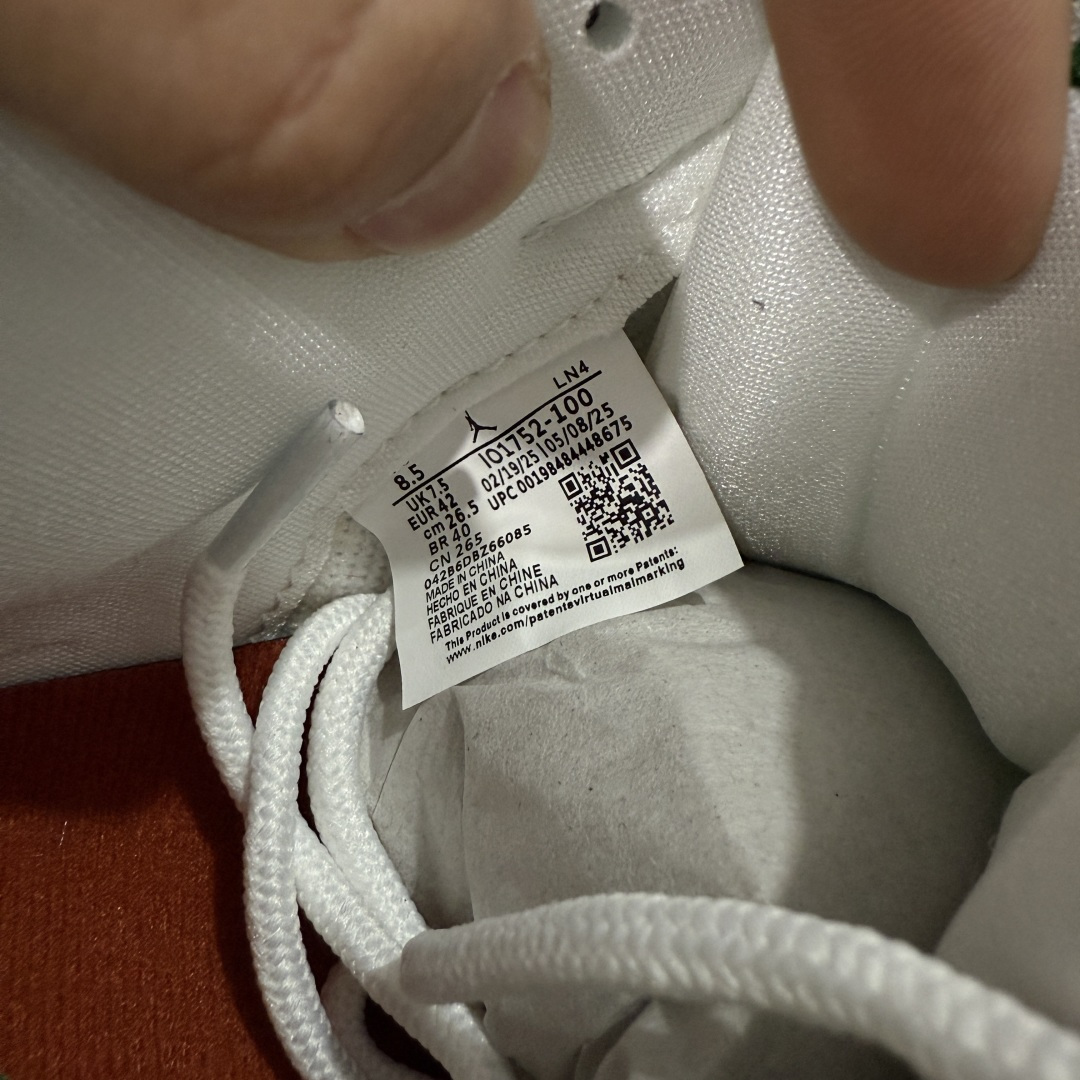 图片[9]-【外贸纯原】Air Jordan 3 Mexico \”El Vuelo\” 墨西哥独立日 AJ3 乔丹3代 aj3 乔3 白红绿 男女同款 乔丹篮球鞋系列 设计灵感源自墨西哥城的墨西哥职业摔跤传统，将Michael Jordan标志性的飞行姿态与戴面具的摔跤手在擂台上空翻腾的动作相连接；设计上，鞋款整体以巅峰白色皮革鞋面为基础，点缀受墨西哥国旗启发的绿色、白色和红色元素。纹理皮革与亮面拼接而成的图案覆盖层，呼应了传统摔跤手面具的造型。金色鞋带孔和鞋舌Jumpman Logo标志，为鞋款注入冠军风范，而松绿色和龙红色细节则为球鞋增添节日氛围。鞋身最大的亮点莫过于侧边波浪形的Swoosh Logo设计也呼应了鞋款为摔跤手面具的造型，该设计还是第一次在Jordan鞋款上体现，后跟Jumpmaan Logo及Air也以金色刺绣妆点，另外鞋舌内还绣有西班牙语\”QUE FUERZA\”和\”MAS VALE MANA\”，意为\”何等力量\”和\”智慧更重要\”，在墨西哥摔跤文化中常见，既致敬了擂台上的搏斗，也强调了战略思维的重要性。 货号：IO1752-100 尺码：40 40.5 41 42 42.5 43 44 44.5 45 46 47.5 48.5-选品中心