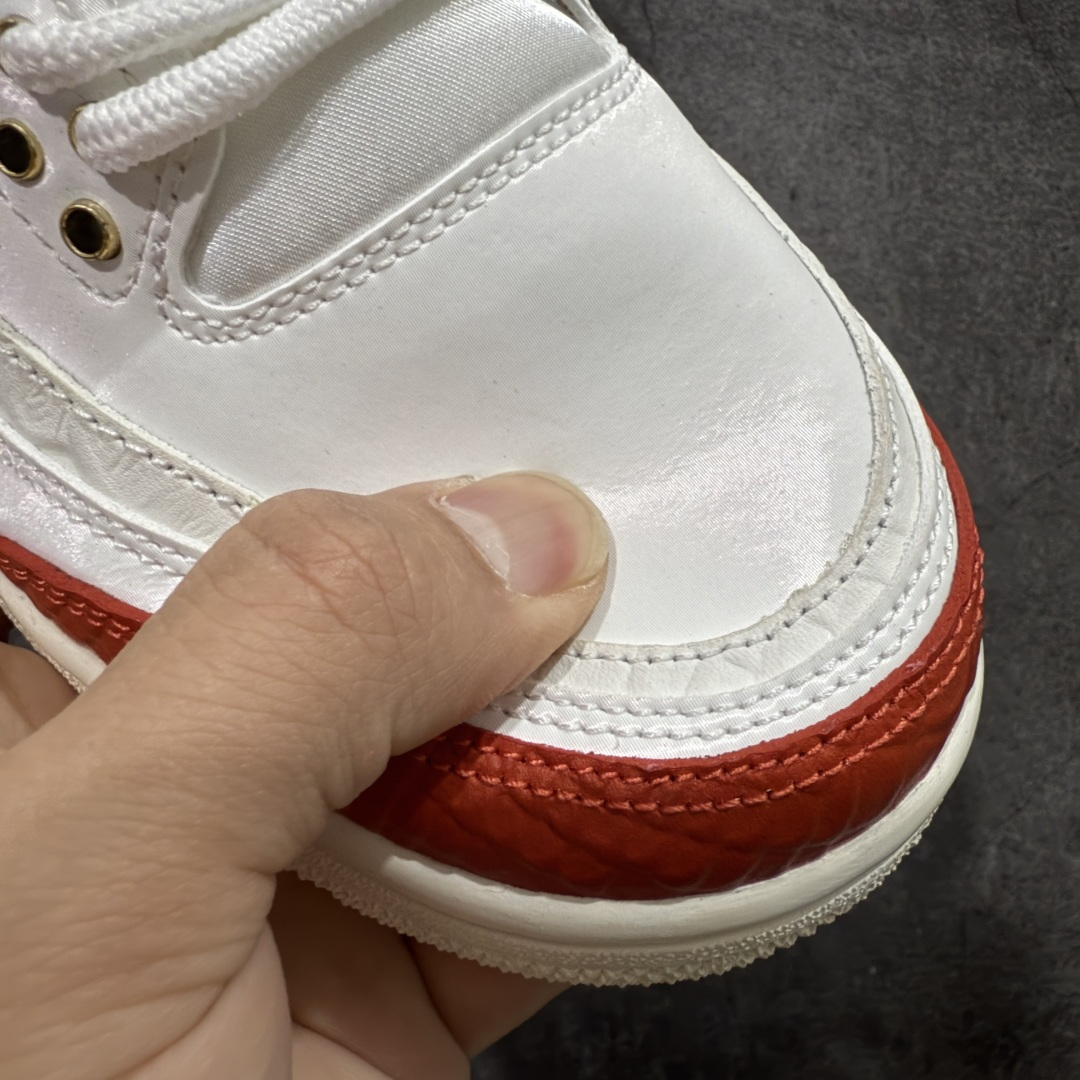 图片[5]-【外贸纯原】Air Jordan 3 Mexico \”El Vuelo\” 墨西哥独立日 AJ3 乔丹3代 aj3 乔3 白红绿 男女同款 乔丹篮球鞋系列 设计灵感源自墨西哥城的墨西哥职业摔跤传统，将Michael Jordan标志性的飞行姿态与戴面具的摔跤手在擂台上空翻腾的动作相连接；设计上，鞋款整体以巅峰白色皮革鞋面为基础，点缀受墨西哥国旗启发的绿色、白色和红色元素。纹理皮革与亮面拼接而成的图案覆盖层，呼应了传统摔跤手面具的造型。金色鞋带孔和鞋舌Jumpman Logo标志，为鞋款注入冠军风范，而松绿色和龙红色细节则为球鞋增添节日氛围。鞋身最大的亮点莫过于侧边波浪形的Swoosh Logo设计也呼应了鞋款为摔跤手面具的造型，该设计还是第一次在Jordan鞋款上体现，后跟Jumpmaan Logo及Air也以金色刺绣妆点，另外鞋舌内还绣有西班牙语\”QUE FUERZA\”和\”MAS VALE MANA\”，意为\”何等力量\”和\”智慧更重要\”，在墨西哥摔跤文化中常见，既致敬了擂台上的搏斗，也强调了战略思维的重要性。 货号：IO1752-100 尺码：40 40.5 41 42 42.5 43 44 44.5 45 46 47.5 48.5-选品中心