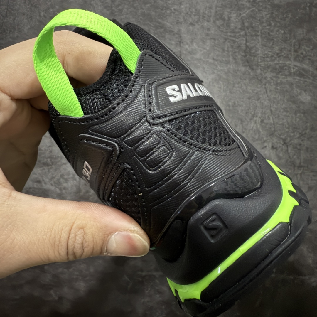 图片[2]-【666版本】SALOMON 萨洛蒙 XA PRO 3D 户外运动 网布减震防滑透气 低帮跑步鞋 男女同款 黑绿 474779 全新品质 巅峰之作 所有配色均购物原版拆解1：1开发 原材料打造 非市场公版便宜货 私模大底 清洁度比市场所有版本都高 全套原纸板楦头开发 原厂网布配套 确保原汁原味 完美呈现版型 原档数据独家私模五层组合大底 男女鞋同步官方开发至46 原装Ortholite轻量化鞋垫 中底布带钢印编号 原厂TPU锁扣 进口港宝加持 后跟自然饱满 还原公司包裹性 鞋面采用SENSIFT贴合技术 全方位贴合包裹脚型 鞋跟部鞋底牵引设计 提供强大的抓地性能 更适应野外崎岖不平的道路 其3D ADVANCED CHASSIS底盘 材料轻量大化 钉齿设计更具稳定性 防护性 鞋底易磨损区运用CONTAGRIP高耐磨材料 应对城市硬质路面长距离跑考验 尺码：36 36.5 37.5 38 38.5 39 40 40.5 41 42 42.5 43 44 45 46-选品中心