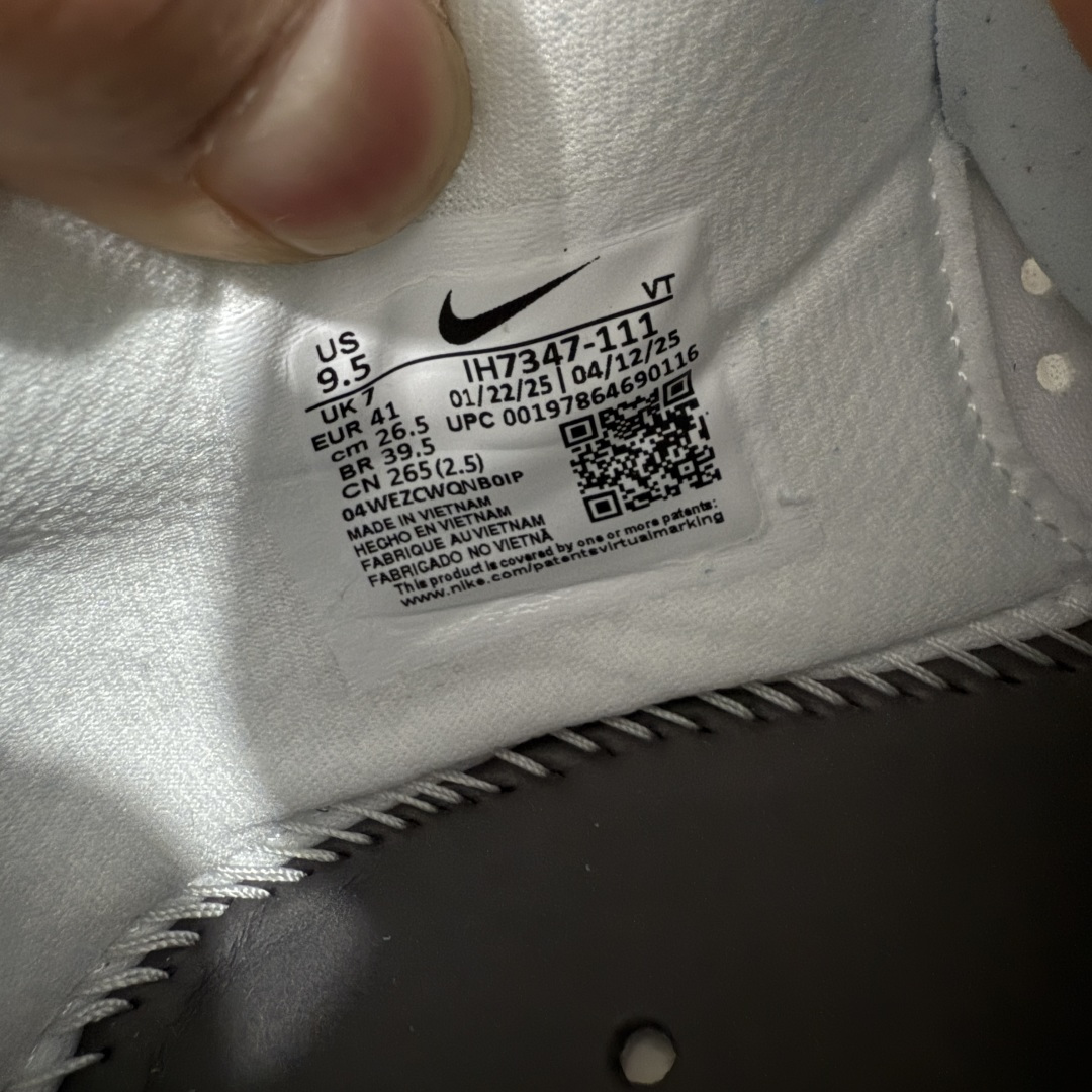 图片[9]-【XE纯原版】Nike Pegasus Premium Airscape 舒适百搭减震防滑耐磨透气 低帮跑步鞋     目前市场最强品质 原版购入开发 一切材质配件均匀原版一致 完美版型 高端玩家必推版本 高价零售必推版本 欢迎对比市面任意版本‼️ 这双鞋简直是时尚与科技的完美融合。 经典黑色鞋面，质感爆棚，搭配超亮眼的银色大勾子，瞬间成为街头焦点。 鞋侧独特小吊牌，细节满满，个性直接拉满。  脚下的全掌气垫更是亮点，红黑配色超吸睛，不仅颜值在线，缓震性能更是一绝。 不管是日常出街还是慢跑锻炼，都能给双脚极致舒适体验。  码数超全，36 – 46 码任你选！别犹豫啦，穿上它，轻松走出潮流范，开启你的时尚运动新旅程！   #独家原包 原底原料 开模打造  #原厂鞋标 高精密准度  #原楦原纸板开发 匹配原版98%以上  #后跟弧度 正确呈现  #原厂皮料 质感无敌  #皮料切割干净 无任何毛边 清洁度细节完美  货号：IH7347-111 码段：36-46-选品中心