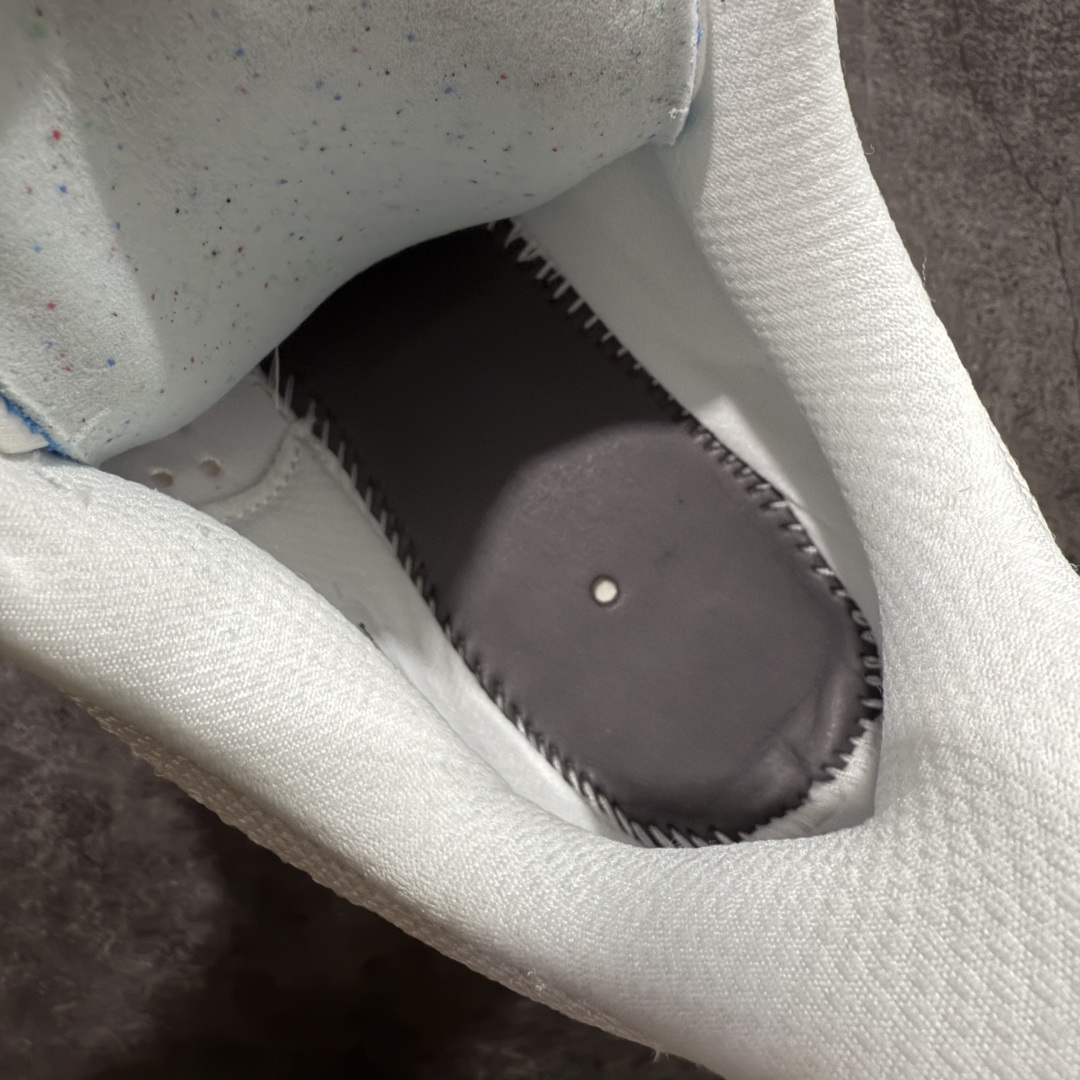 图片[8]-【XE纯原版】Nike Pegasus Premium Airscape 舒适百搭减震防滑耐磨透气 低帮跑步鞋     目前市场最强品质 原版购入开发 一切材质配件均匀原版一致 完美版型 高端玩家必推版本 高价零售必推版本 欢迎对比市面任意版本‼️ 这双鞋简直是时尚与科技的完美融合。 经典黑色鞋面，质感爆棚，搭配超亮眼的银色大勾子，瞬间成为街头焦点。 鞋侧独特小吊牌，细节满满，个性直接拉满。  脚下的全掌气垫更是亮点，红黑配色超吸睛，不仅颜值在线，缓震性能更是一绝。 不管是日常出街还是慢跑锻炼，都能给双脚极致舒适体验。  码数超全，36 – 46 码任你选！别犹豫啦，穿上它，轻松走出潮流范，开启你的时尚运动新旅程！   #独家原包 原底原料 开模打造  #原厂鞋标 高精密准度  #原楦原纸板开发 匹配原版98%以上  #后跟弧度 正确呈现  #原厂皮料 质感无敌  #皮料切割干净 无任何毛边 清洁度细节完美  货号：IH7347-111 码段：36-46-选品中心