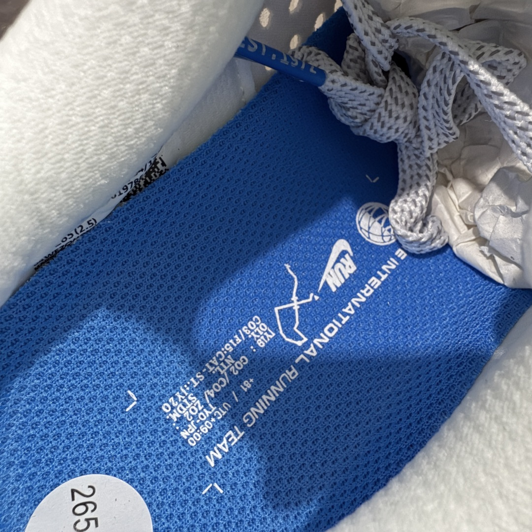 图片[7]-【XE纯原版】Nike Pegasus Premium Airscape 舒适百搭减震防滑耐磨透气 低帮跑步鞋     目前市场最强品质 原版购入开发 一切材质配件均匀原版一致 完美版型 高端玩家必推版本 高价零售必推版本 欢迎对比市面任意版本‼️ 这双鞋简直是时尚与科技的完美融合。 经典黑色鞋面，质感爆棚，搭配超亮眼的银色大勾子，瞬间成为街头焦点。 鞋侧独特小吊牌，细节满满，个性直接拉满。  脚下的全掌气垫更是亮点，红黑配色超吸睛，不仅颜值在线，缓震性能更是一绝。 不管是日常出街还是慢跑锻炼，都能给双脚极致舒适体验。  码数超全，36 – 46 码任你选！别犹豫啦，穿上它，轻松走出潮流范，开启你的时尚运动新旅程！   #独家原包 原底原料 开模打造  #原厂鞋标 高精密准度  #原楦原纸板开发 匹配原版98%以上  #后跟弧度 正确呈现  #原厂皮料 质感无敌  #皮料切割干净 无任何毛边 清洁度细节完美  货号：IH7347-111 码段：36-46-选品中心