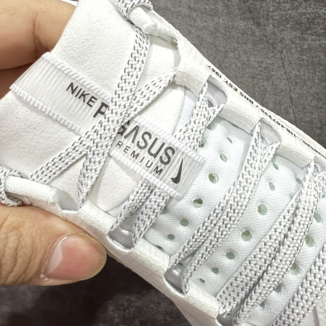 图片[6]-【XE纯原版】Nike Pegasus Premium Airscape 舒适百搭减震防滑耐磨透气 低帮跑步鞋     目前市场最强品质 原版购入开发 一切材质配件均匀原版一致 完美版型 高端玩家必推版本 高价零售必推版本 欢迎对比市面任意版本‼️ 这双鞋简直是时尚与科技的完美融合。 经典黑色鞋面，质感爆棚，搭配超亮眼的银色大勾子，瞬间成为街头焦点。 鞋侧独特小吊牌，细节满满，个性直接拉满。  脚下的全掌气垫更是亮点，红黑配色超吸睛，不仅颜值在线，缓震性能更是一绝。 不管是日常出街还是慢跑锻炼，都能给双脚极致舒适体验。  码数超全，36 – 46 码任你选！别犹豫啦，穿上它，轻松走出潮流范，开启你的时尚运动新旅程！   #独家原包 原底原料 开模打造  #原厂鞋标 高精密准度  #原楦原纸板开发 匹配原版98%以上  #后跟弧度 正确呈现  #原厂皮料 质感无敌  #皮料切割干净 无任何毛边 清洁度细节完美  货号：IH7347-111 码段：36-46-选品中心