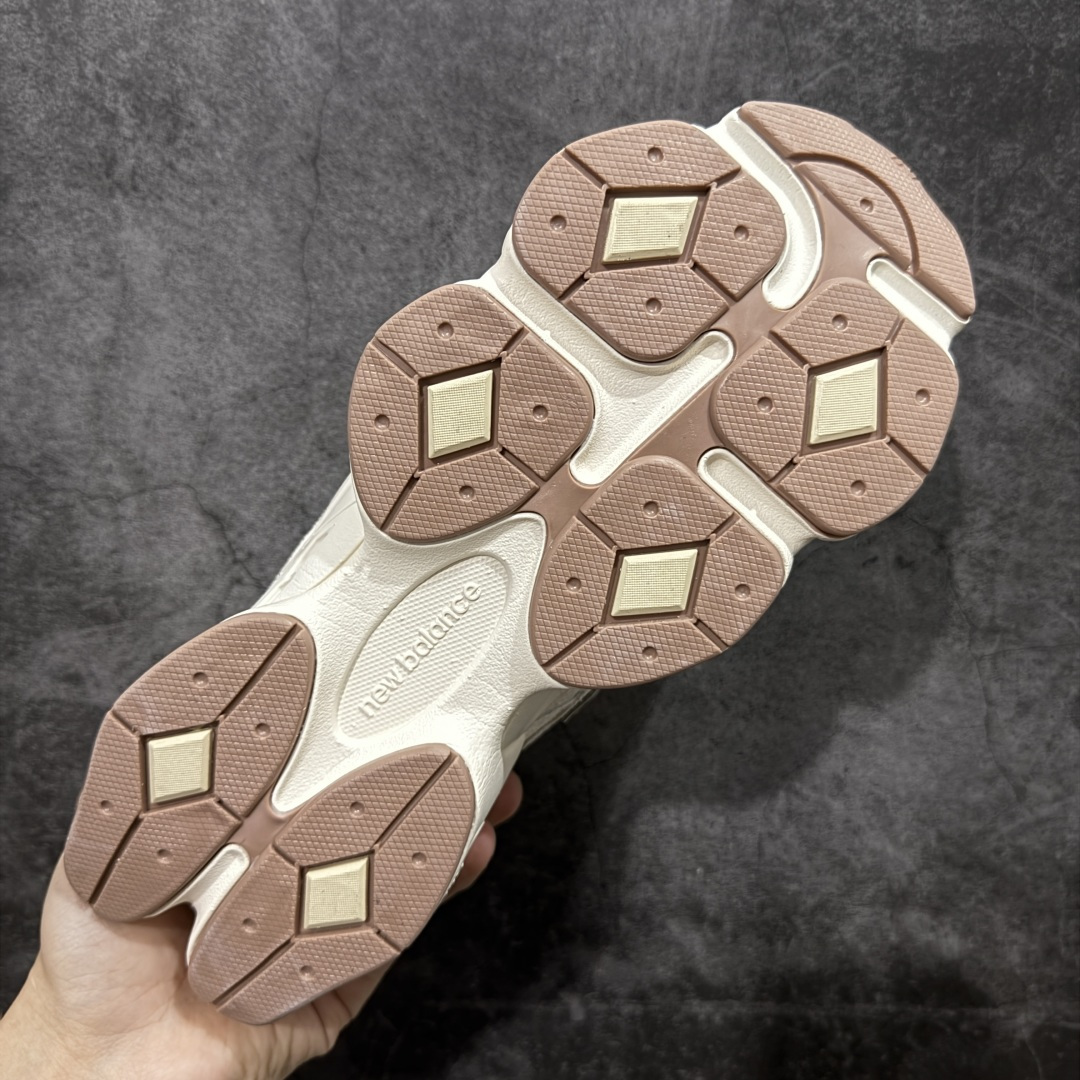 图片[9]-【公司级】 New Balance NB9060 联名款 复古休闲运动慢跑鞋 灰绿色 U9060CCB 全套原楦原纸板原厂数据开发 进口三明治网面 原装进口翻毛皮料正确绒感卡色 正确中底拉帮中底网布细节 原厂标裁 带紫光防伪 定制后跟透明水晶模块 冲裁组合 大底贴合程度胶水上色把控完美 整洁度挑战全网艺术家 多道序QC把关品质完善 匠心打造 耗时两个月开发完成 工艺极其复杂难度可想而知 新开独立私模大底 全网唯一正确六层组合大底 高端零售专供产物 尺码：36 37 37.5 38 38.5 39 40 40.5 41 42 42.5 43 44 45 46.5-选品中心