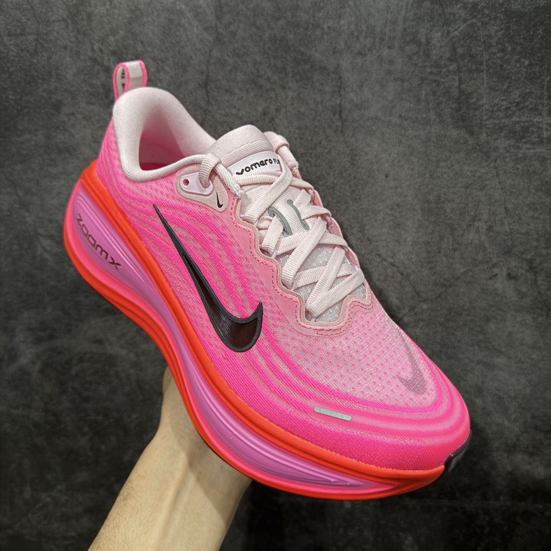 图片[3]-【XE纯原版】Nike Air Zoom Vomero Plus 全新科技运动跑鞋 HV8154-604    目前市场最强品质 原版购入开发 鞋面采用硅胶发泡立体印刷 临界ZOOM X泡棉超软弹大底 区别市场一体底 超高质检清洁度 一切材质配件均与原版一致 原楦原纸板开发 匹配原版98%以上 完美弧度版型 原厂鞋标 立体反光鞋盒标 鞋盒防撞海绵 高端玩家必推版本 高价零售必推版本 欢迎对比市面任意版本‼️ 这双鞋简直是时尚与科技的完美融合。 经典黑色鞋面，质感爆棚，搭配超亮眼的银色大勾子，瞬间成为街头焦点。不仅颜值在线，缓震性能更是一绝 不管是日常出街还是慢跑锻炼，都能给双脚极致舒适体验。  码数超全，39- 46 码任你选！别犹豫啦，穿上它，轻松走出潮流范，开启你的时尚运动新旅程！ 码段：36-46-选品中心