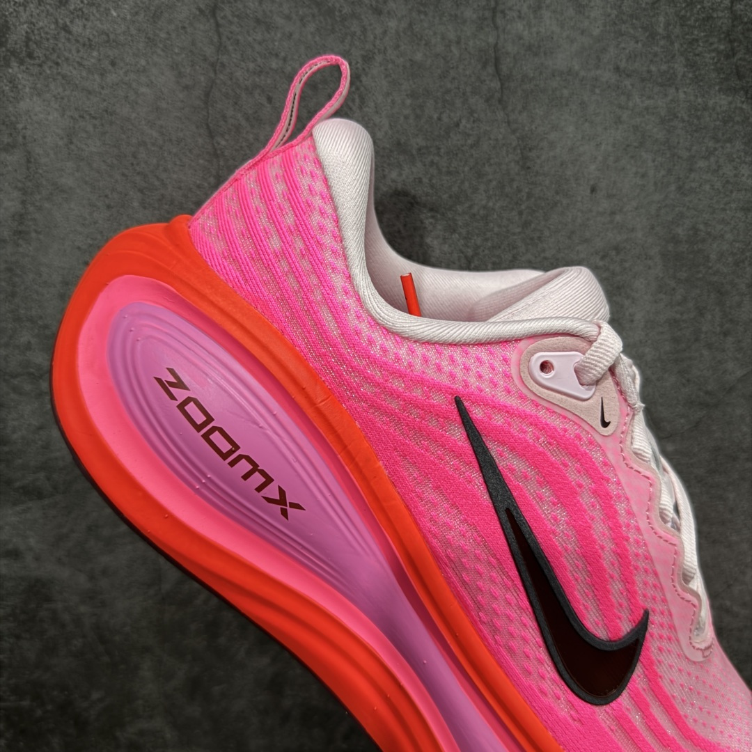 图片[7]-【XE纯原版】Nike Air Zoom Vomero Plus 全新科技运动跑鞋 HV8154-604    目前市场最强品质 原版购入开发 鞋面采用硅胶发泡立体印刷 临界ZOOM X泡棉超软弹大底 区别市场一体底 超高质检清洁度 一切材质配件均与原版一致 原楦原纸板开发 匹配原版98%以上 完美弧度版型 原厂鞋标 立体反光鞋盒标 鞋盒防撞海绵 高端玩家必推版本 高价零售必推版本 欢迎对比市面任意版本‼️ 这双鞋简直是时尚与科技的完美融合。 经典黑色鞋面，质感爆棚，搭配超亮眼的银色大勾子，瞬间成为街头焦点。不仅颜值在线，缓震性能更是一绝 不管是日常出街还是慢跑锻炼，都能给双脚极致舒适体验。  码数超全，39- 46 码任你选！别犹豫啦，穿上它，轻松走出潮流范，开启你的时尚运动新旅程！ 码段：36-46-选品中心