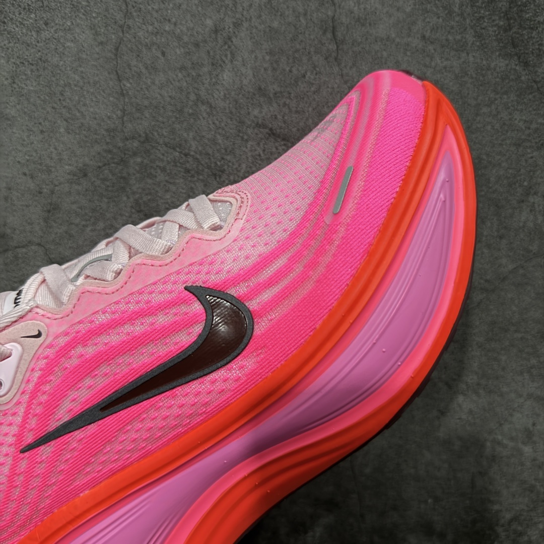 图片[6]-【XE纯原版】Nike Air Zoom Vomero Plus 全新科技运动跑鞋 HV8154-604    目前市场最强品质 原版购入开发 鞋面采用硅胶发泡立体印刷 临界ZOOM X泡棉超软弹大底 区别市场一体底 超高质检清洁度 一切材质配件均与原版一致 原楦原纸板开发 匹配原版98%以上 完美弧度版型 原厂鞋标 立体反光鞋盒标 鞋盒防撞海绵 高端玩家必推版本 高价零售必推版本 欢迎对比市面任意版本‼️ 这双鞋简直是时尚与科技的完美融合。 经典黑色鞋面，质感爆棚，搭配超亮眼的银色大勾子，瞬间成为街头焦点。不仅颜值在线，缓震性能更是一绝 不管是日常出街还是慢跑锻炼，都能给双脚极致舒适体验。  码数超全，39- 46 码任你选！别犹豫啦，穿上它，轻松走出潮流范，开启你的时尚运动新旅程！ 码段：36-46-选品中心