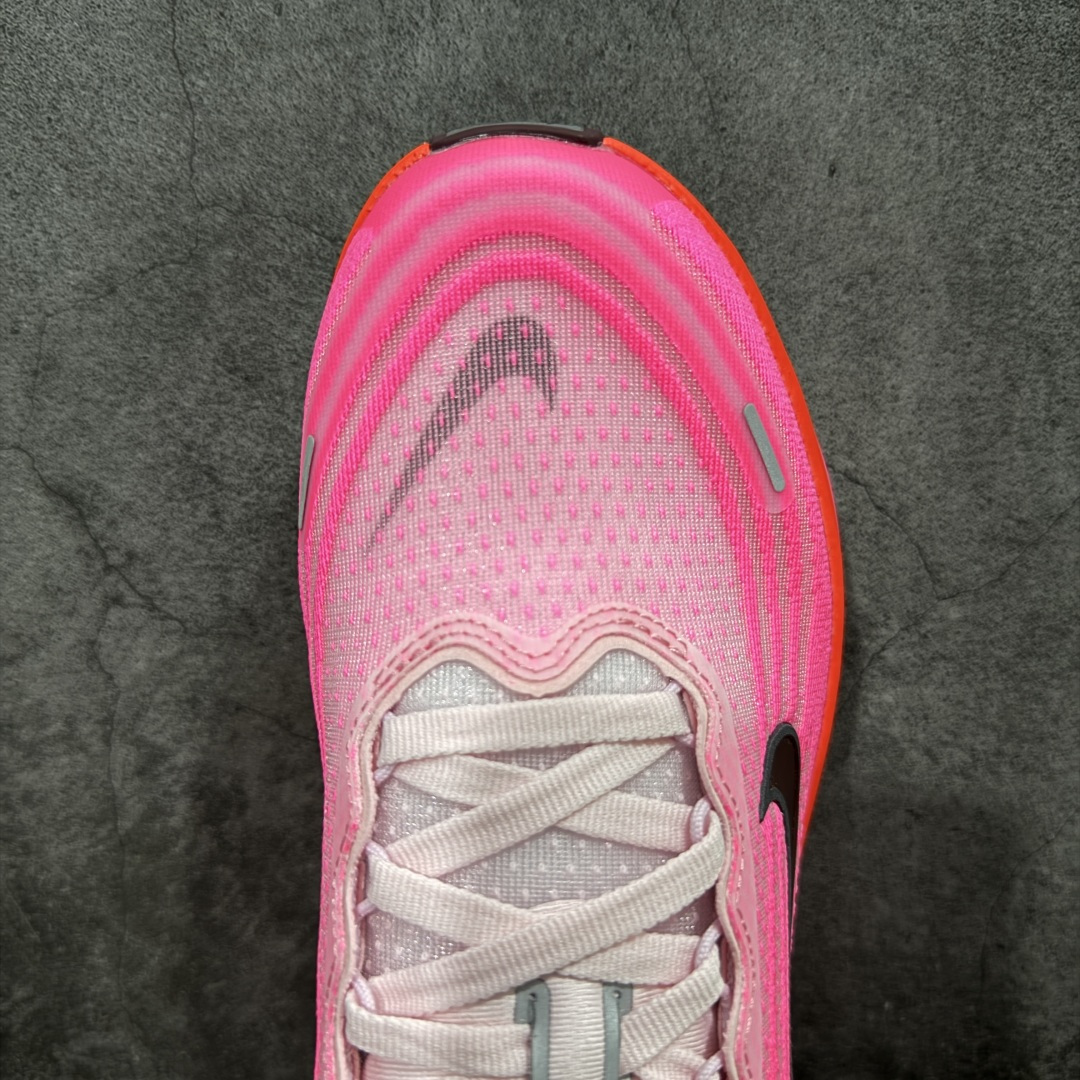 图片[5]-【XE纯原版】Nike Air Zoom Vomero Plus 全新科技运动跑鞋 HV8154-604    目前市场最强品质 原版购入开发 鞋面采用硅胶发泡立体印刷 临界ZOOM X泡棉超软弹大底 区别市场一体底 超高质检清洁度 一切材质配件均与原版一致 原楦原纸板开发 匹配原版98%以上 完美弧度版型 原厂鞋标 立体反光鞋盒标 鞋盒防撞海绵 高端玩家必推版本 高价零售必推版本 欢迎对比市面任意版本‼️ 这双鞋简直是时尚与科技的完美融合。 经典黑色鞋面，质感爆棚，搭配超亮眼的银色大勾子，瞬间成为街头焦点。不仅颜值在线，缓震性能更是一绝 不管是日常出街还是慢跑锻炼，都能给双脚极致舒适体验。  码数超全，39- 46 码任你选！别犹豫啦，穿上它，轻松走出潮流范，开启你的时尚运动新旅程！ 码段：36-46-选品中心