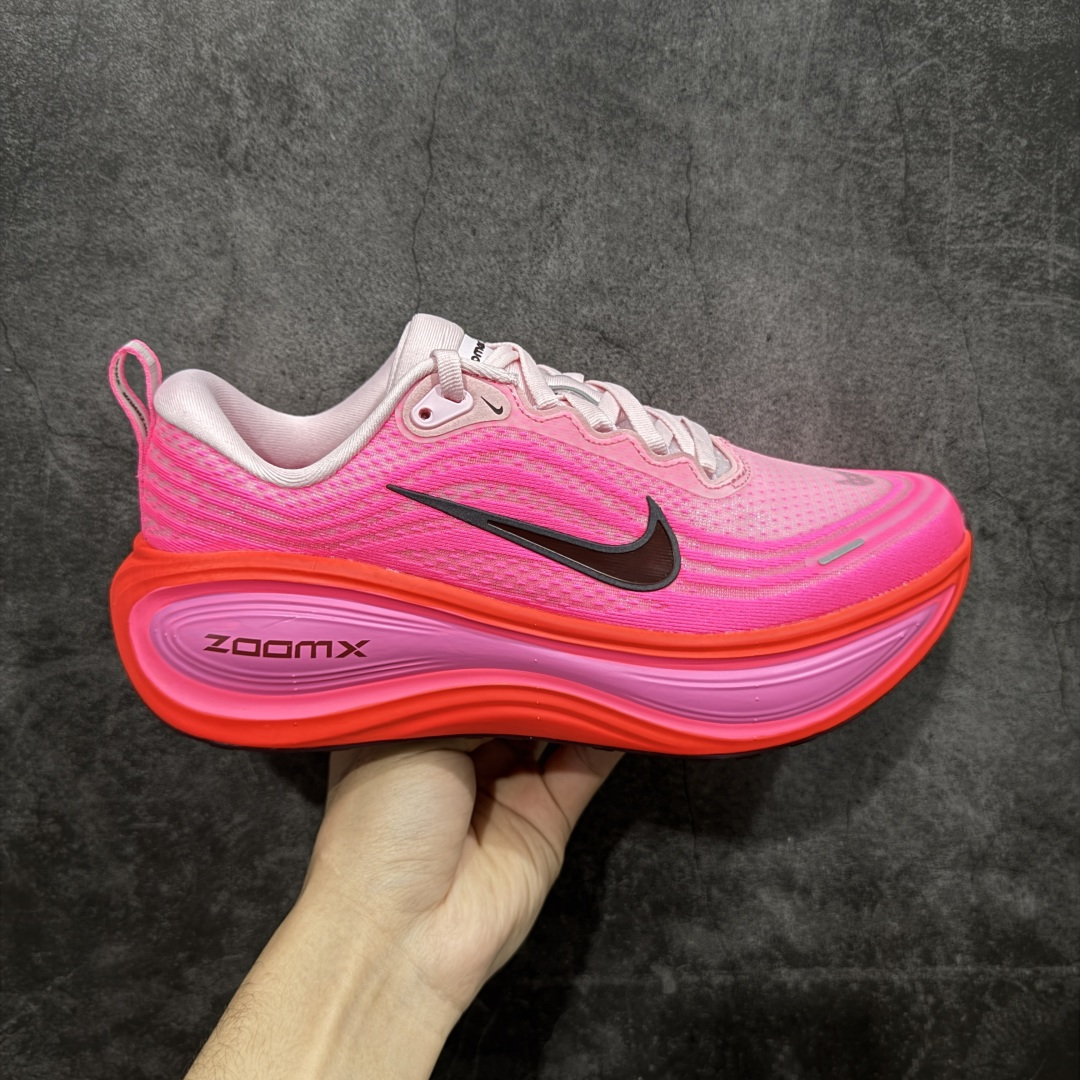 【XE纯原版】Nike Air Zoom Vomero Plus 全新科技运动跑鞋 HV8154-604    目前市场最强品质 原版购入开发 鞋面采用硅胶发泡立体印刷 临界ZOOM X泡棉超软弹大底 区别市场一体底 超高质检清洁度 一切材质配件均与原版一致 原楦原纸板开发 匹配原版98%以上 完美弧度版型 原厂鞋标 立体反光鞋盒标 鞋盒防撞海绵 高端玩家必推版本 高价零售必推版本 欢迎对比市面任意版本‼️ 这双鞋简直是时尚与科技的完美融合。 经典黑色鞋面，质感爆棚，搭配超亮眼的银色大勾子，瞬间成为街头焦点。不仅颜值在线，缓震性能更是一绝 不管是日常出街还是慢跑锻炼，都能给双脚极致舒适体验。  码数超全，39- 46 码任你选！别犹豫啦，穿上它，轻松走出潮流范，开启你的时尚运动新旅程！ 码段：36-46-选品中心