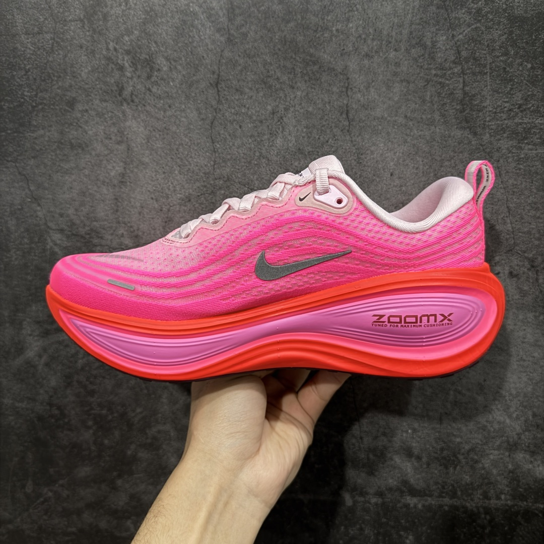 图片[2]-【XE纯原版】Nike Air Zoom Vomero Plus 全新科技运动跑鞋 HV8154-604    目前市场最强品质 原版购入开发 鞋面采用硅胶发泡立体印刷 临界ZOOM X泡棉超软弹大底 区别市场一体底 超高质检清洁度 一切材质配件均与原版一致 原楦原纸板开发 匹配原版98%以上 完美弧度版型 原厂鞋标 立体反光鞋盒标 鞋盒防撞海绵 高端玩家必推版本 高价零售必推版本 欢迎对比市面任意版本‼️ 这双鞋简直是时尚与科技的完美融合。 经典黑色鞋面，质感爆棚，搭配超亮眼的银色大勾子，瞬间成为街头焦点。不仅颜值在线，缓震性能更是一绝 不管是日常出街还是慢跑锻炼，都能给双脚极致舒适体验。  码数超全，39- 46 码任你选！别犹豫啦，穿上它，轻松走出潮流范，开启你的时尚运动新旅程！ 码段：36-46-选品中心