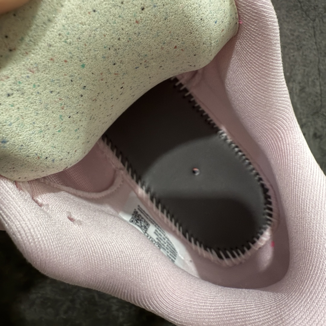 图片[8]-【XE纯原版】Nike Air Zoom Vomero Plus 全新科技运动跑鞋 HV8154-604    目前市场最强品质 原版购入开发 鞋面采用硅胶发泡立体印刷 临界ZOOM X泡棉超软弹大底 区别市场一体底 超高质检清洁度 一切材质配件均与原版一致 原楦原纸板开发 匹配原版98%以上 完美弧度版型 原厂鞋标 立体反光鞋盒标 鞋盒防撞海绵 高端玩家必推版本 高价零售必推版本 欢迎对比市面任意版本‼️ 这双鞋简直是时尚与科技的完美融合。 经典黑色鞋面，质感爆棚，搭配超亮眼的银色大勾子，瞬间成为街头焦点。不仅颜值在线，缓震性能更是一绝 不管是日常出街还是慢跑锻炼，都能给双脚极致舒适体验。  码数超全，39- 46 码任你选！别犹豫啦，穿上它，轻松走出潮流范，开启你的时尚运动新旅程！ 码段：36-46-选品中心