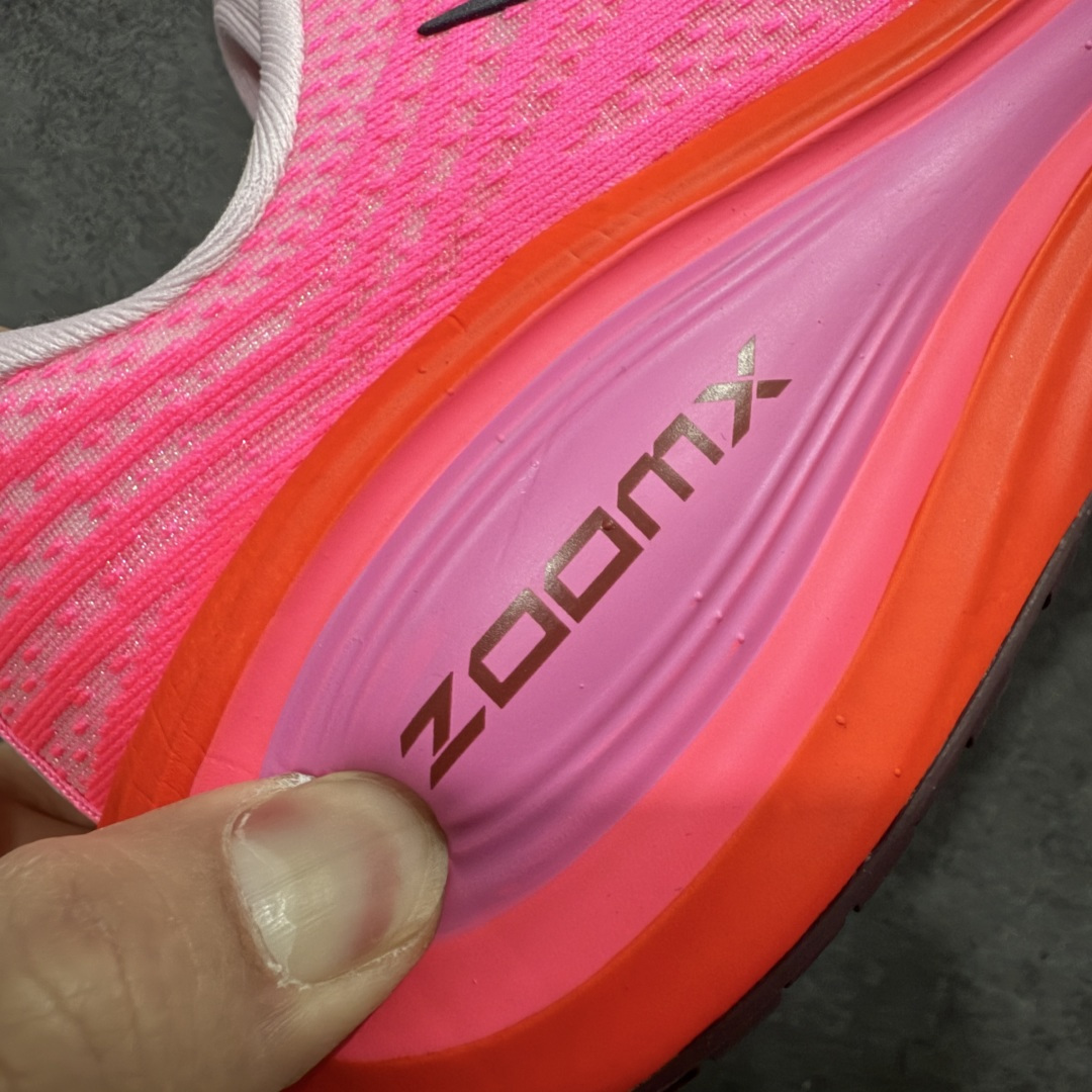 图片[3]-【XE纯原版】Nike Air Zoom Vomero Plus 全新科技运动跑鞋 HV8154-604    目前市场最强品质 原版购入开发 鞋面采用硅胶发泡立体印刷 临界ZOOM X泡棉超软弹大底 区别市场一体底 超高质检清洁度 一切材质配件均与原版一致 原楦原纸板开发 匹配原版98%以上 完美弧度版型 原厂鞋标 立体反光鞋盒标 鞋盒防撞海绵 高端玩家必推版本 高价零售必推版本 欢迎对比市面任意版本‼️ 这双鞋简直是时尚与科技的完美融合。 经典黑色鞋面，质感爆棚，搭配超亮眼的银色大勾子，瞬间成为街头焦点。不仅颜值在线，缓震性能更是一绝 不管是日常出街还是慢跑锻炼，都能给双脚极致舒适体验。  码数超全，39- 46 码任你选！别犹豫啦，穿上它，轻松走出潮流范，开启你的时尚运动新旅程！ 码段：36-46-选品中心