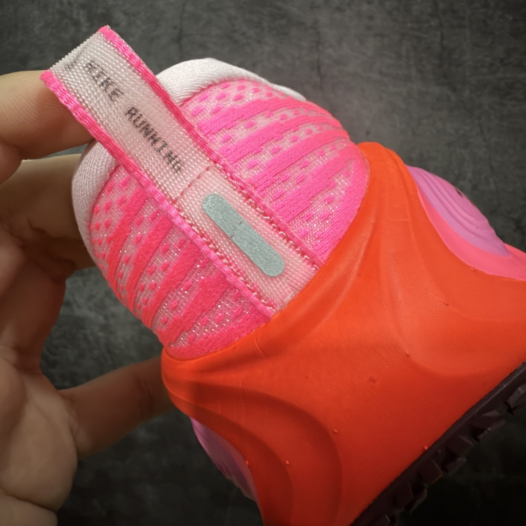 图片[2]-【XE纯原版】Nike Air Zoom Vomero Plus 全新科技运动跑鞋 HV8154-604    目前市场最强品质 原版购入开发 鞋面采用硅胶发泡立体印刷 临界ZOOM X泡棉超软弹大底 区别市场一体底 超高质检清洁度 一切材质配件均与原版一致 原楦原纸板开发 匹配原版98%以上 完美弧度版型 原厂鞋标 立体反光鞋盒标 鞋盒防撞海绵 高端玩家必推版本 高价零售必推版本 欢迎对比市面任意版本‼️ 这双鞋简直是时尚与科技的完美融合。 经典黑色鞋面，质感爆棚，搭配超亮眼的银色大勾子，瞬间成为街头焦点。不仅颜值在线，缓震性能更是一绝 不管是日常出街还是慢跑锻炼，都能给双脚极致舒适体验。  码数超全，39- 46 码任你选！别犹豫啦，穿上它，轻松走出潮流范，开启你的时尚运动新旅程！ 码段：36-46-选品中心