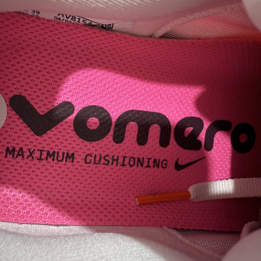 图片[7]-【XE纯原版】Nike Air Zoom Vomero Plus 全新科技运动跑鞋 HV8154-604    目前市场最强品质 原版购入开发 鞋面采用硅胶发泡立体印刷 临界ZOOM X泡棉超软弹大底 区别市场一体底 超高质检清洁度 一切材质配件均与原版一致 原楦原纸板开发 匹配原版98%以上 完美弧度版型 原厂鞋标 立体反光鞋盒标 鞋盒防撞海绵 高端玩家必推版本 高价零售必推版本 欢迎对比市面任意版本‼️ 这双鞋简直是时尚与科技的完美融合。 经典黑色鞋面，质感爆棚，搭配超亮眼的银色大勾子，瞬间成为街头焦点。不仅颜值在线，缓震性能更是一绝 不管是日常出街还是慢跑锻炼，都能给双脚极致舒适体验。  码数超全，39- 46 码任你选！别犹豫啦，穿上它，轻松走出潮流范，开启你的时尚运动新旅程！ 码段：36-46-选品中心