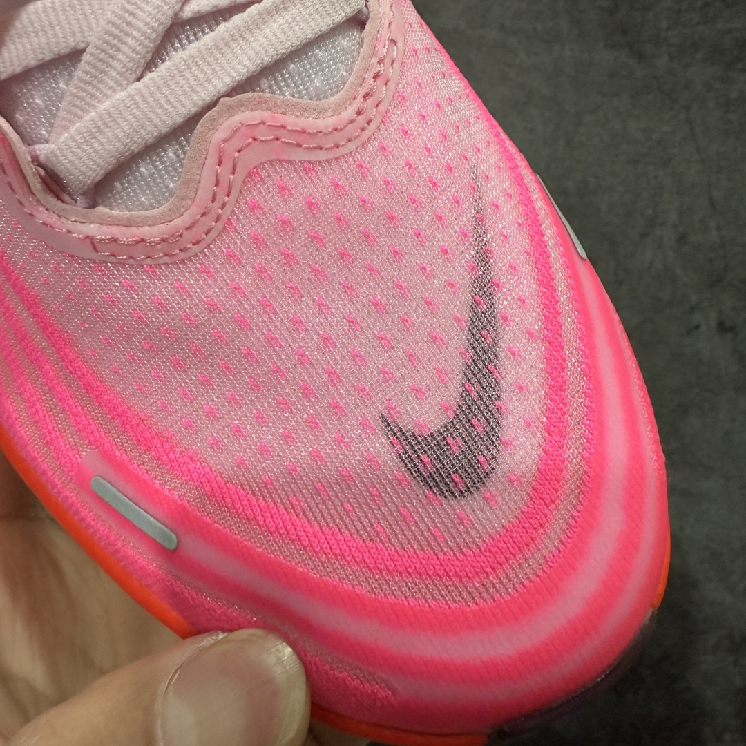 图片[5]-【XE纯原版】Nike Air Zoom Vomero Plus 全新科技运动跑鞋 HV8154-604    目前市场最强品质 原版购入开发 鞋面采用硅胶发泡立体印刷 临界ZOOM X泡棉超软弹大底 区别市场一体底 超高质检清洁度 一切材质配件均与原版一致 原楦原纸板开发 匹配原版98%以上 完美弧度版型 原厂鞋标 立体反光鞋盒标 鞋盒防撞海绵 高端玩家必推版本 高价零售必推版本 欢迎对比市面任意版本‼️ 这双鞋简直是时尚与科技的完美融合。 经典黑色鞋面，质感爆棚，搭配超亮眼的银色大勾子，瞬间成为街头焦点。不仅颜值在线，缓震性能更是一绝 不管是日常出街还是慢跑锻炼，都能给双脚极致舒适体验。  码数超全，39- 46 码任你选！别犹豫啦，穿上它，轻松走出潮流范，开启你的时尚运动新旅程！ 码段：36-46-选品中心