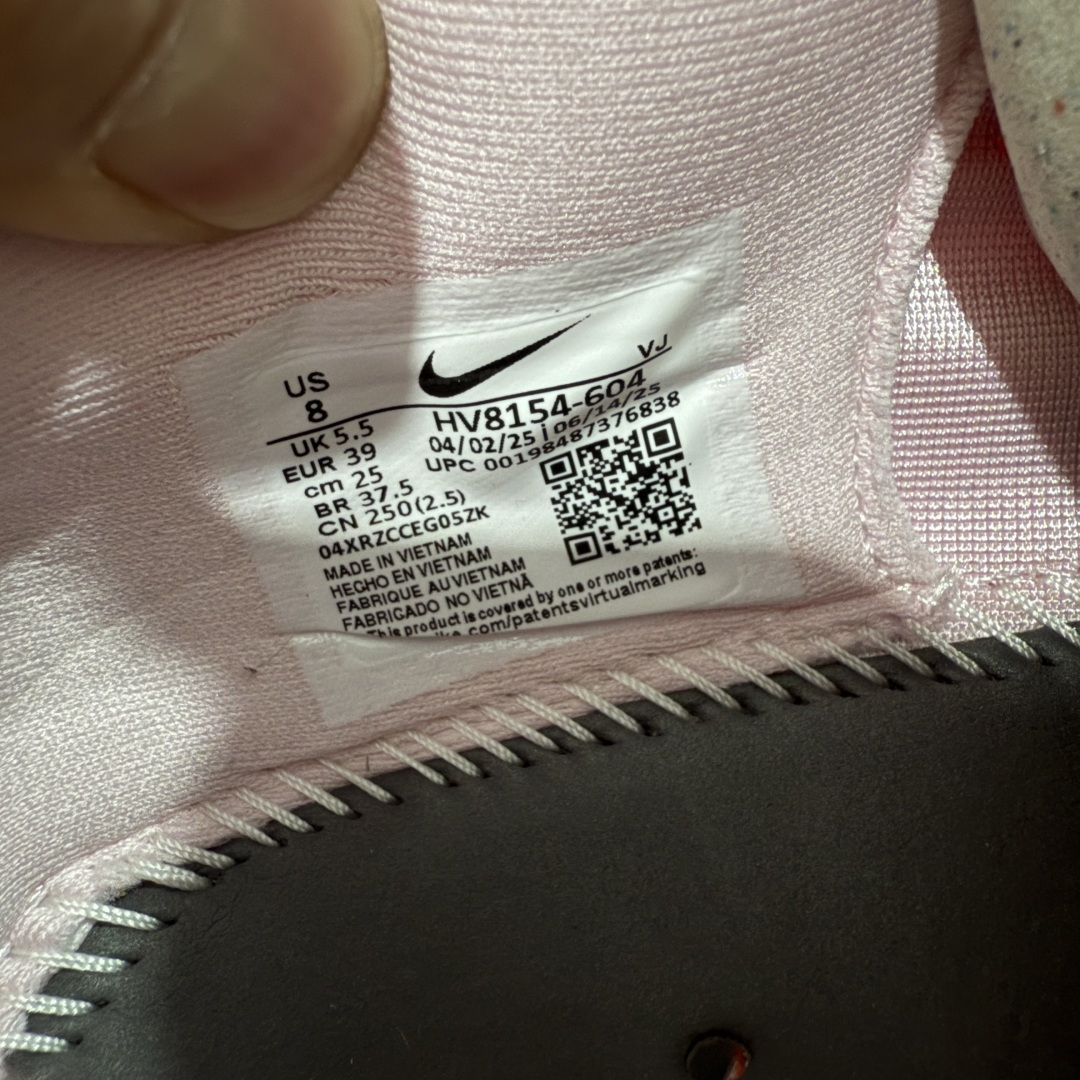 图片[9]-【XE纯原版】Nike Air Zoom Vomero Plus 全新科技运动跑鞋 HV8154-604    目前市场最强品质 原版购入开发 鞋面采用硅胶发泡立体印刷 临界ZOOM X泡棉超软弹大底 区别市场一体底 超高质检清洁度 一切材质配件均与原版一致 原楦原纸板开发 匹配原版98%以上 完美弧度版型 原厂鞋标 立体反光鞋盒标 鞋盒防撞海绵 高端玩家必推版本 高价零售必推版本 欢迎对比市面任意版本‼️ 这双鞋简直是时尚与科技的完美融合。 经典黑色鞋面，质感爆棚，搭配超亮眼的银色大勾子，瞬间成为街头焦点。不仅颜值在线，缓震性能更是一绝 不管是日常出街还是慢跑锻炼，都能给双脚极致舒适体验。  码数超全，39- 46 码任你选！别犹豫啦，穿上它，轻松走出潮流范，开启你的时尚运动新旅程！ 码段：36-46-选品中心