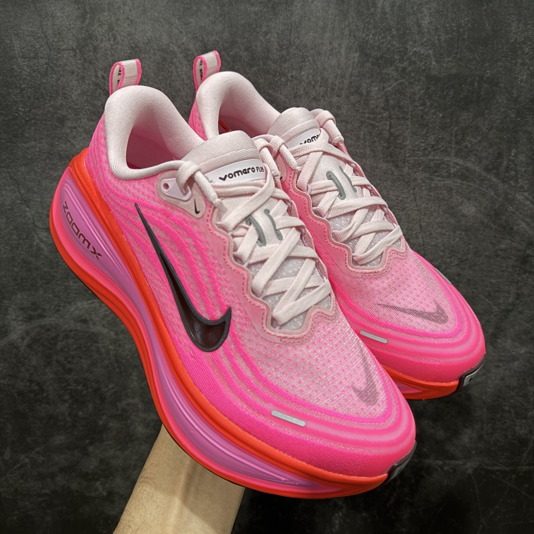 【XE纯原版】Nike Air Zoom Vomero Plus 全新科技运动跑鞋 HV8154-604    目前市场最强品质 原版购入开发 鞋面采用硅胶发泡立体印刷 临界ZOOM X泡棉超软弹大底 区别市场一体底 超高质检清洁度 一切材质配件均与原版一致 原楦原纸板开发 匹配原版98%以上 完美弧度版型 原厂鞋标 立体反光鞋盒标 鞋盒防撞海绵 高端玩家必推版本 高价零售必推版本 欢迎对比市面任意版本‼️ 这双鞋简直是时尚与科技的完美融合。 经典黑色鞋面，质感爆棚，搭配超亮眼的银色大勾子，瞬间成为街头焦点。不仅颜值在线，缓震性能更是一绝 不管是日常出街还是慢跑锻炼，都能给双脚极致舒适体验。  码数超全，39- 46 码任你选！别犹豫啦，穿上它，轻松走出潮流范，开启你的时尚运动新旅程！ 码段：36-46-选品中心