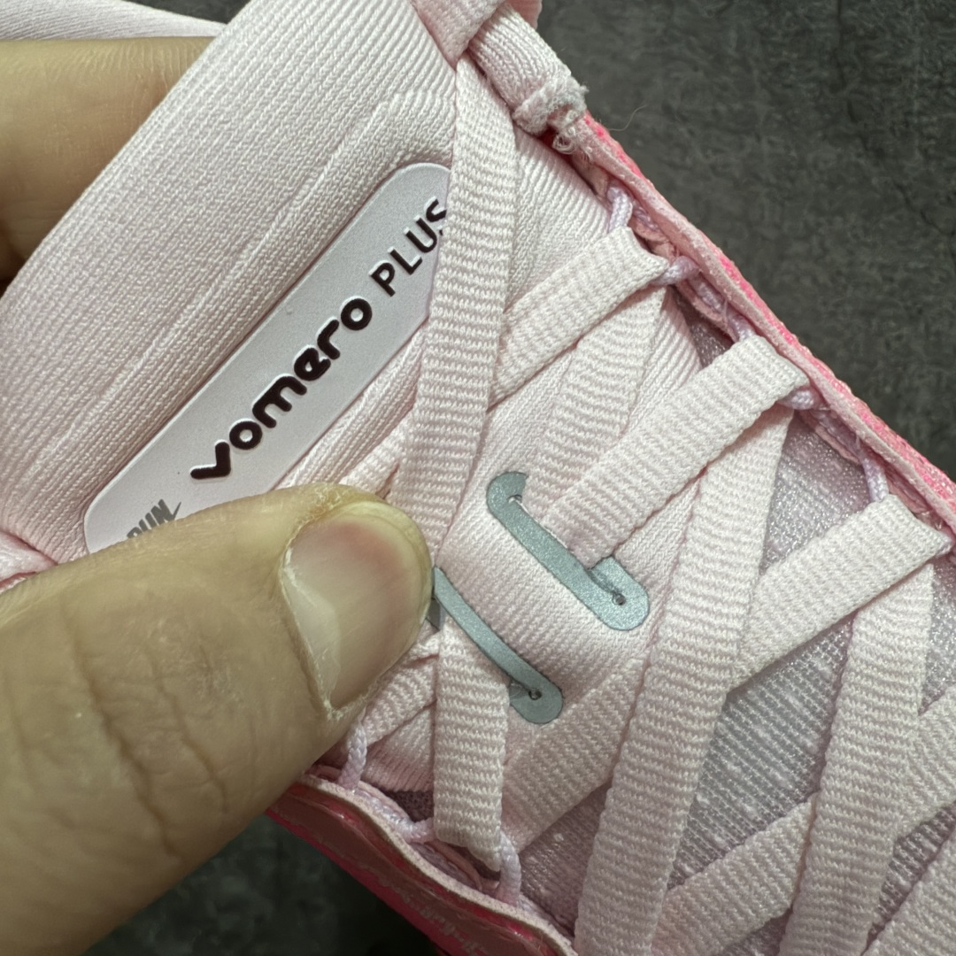图片[6]-【XE纯原版】Nike Air Zoom Vomero Plus 全新科技运动跑鞋 HV8154-604    目前市场最强品质 原版购入开发 鞋面采用硅胶发泡立体印刷 临界ZOOM X泡棉超软弹大底 区别市场一体底 超高质检清洁度 一切材质配件均与原版一致 原楦原纸板开发 匹配原版98%以上 完美弧度版型 原厂鞋标 立体反光鞋盒标 鞋盒防撞海绵 高端玩家必推版本 高价零售必推版本 欢迎对比市面任意版本‼️ 这双鞋简直是时尚与科技的完美融合。 经典黑色鞋面，质感爆棚，搭配超亮眼的银色大勾子，瞬间成为街头焦点。不仅颜值在线，缓震性能更是一绝 不管是日常出街还是慢跑锻炼，都能给双脚极致舒适体验。  码数超全，39- 46 码任你选！别犹豫啦，穿上它，轻松走出潮流范，开启你的时尚运动新旅程！ 码段：36-46-选品中心