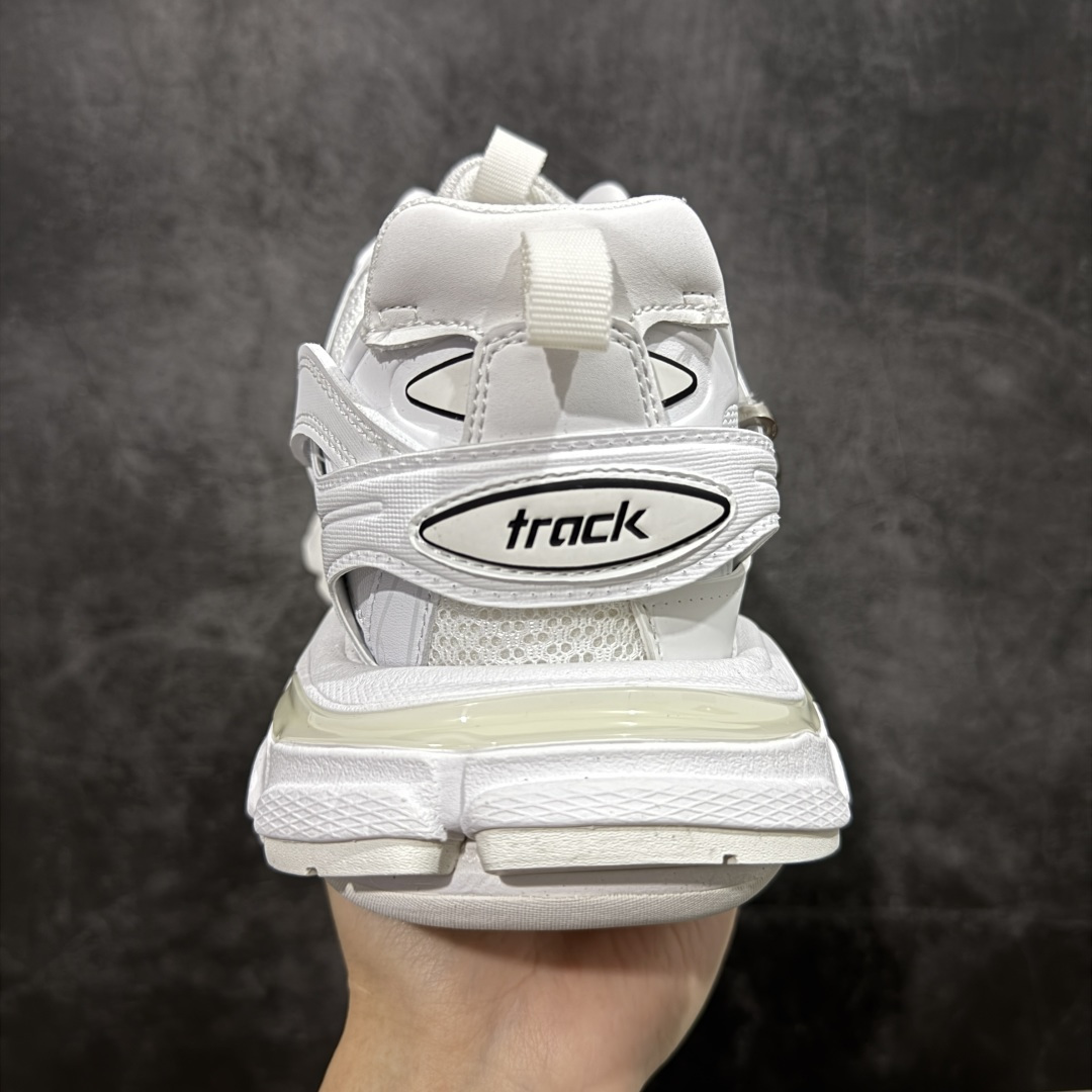 图片[4]-【VG零售版】BALENCIAGA Track 巴黎世家三代复古老爹鞋 白色环扣 全套原纸板楦头开发 最原汁原味的灵魂版型 全鞋荧光划线卡点 胶水把控整洁度追求极致完美 每一双都是工艺品 多重QC质检 超越公司货的品控标准 实实在在的免检产品 原盒原配 正确字体电绣 粗细、位置、大小正确 侧边TPU 透气孔匹配意产原版 正确气垫分离大底 TPU软底 原版一致大底LOGO 立体感十足 原厂皮料水洗做旧 采购原厂网纱 该款鞋采用网眼布和尼龙制成 不含皮革 鞋舌饰有Track.2橡胶品牌标识 外侧饰有橡胶品牌标识 泡沫后帮压印品牌标识 外底正面压印BB标识 由176块饰片拼接而成的铰接式鞋面 侧面配金属质感网眼布 内面配有额外金属光泽饰件 包含1副鞋带和1副备用鞋带 后帮配有拉环鞋提 动态鞋底设计 为双脚带来后续的助力 尺码：35 36 37 38 39 40 41 42 43 44 45 46-选品中心