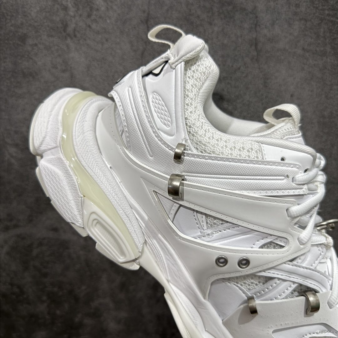 图片[7]-【VG零售版】BALENCIAGA Track 巴黎世家三代复古老爹鞋 白色环扣 全套原纸板楦头开发 最原汁原味的灵魂版型 全鞋荧光划线卡点 胶水把控整洁度追求极致完美 每一双都是工艺品 多重QC质检 超越公司货的品控标准 实实在在的免检产品 原盒原配 正确字体电绣 粗细、位置、大小正确 侧边TPU 透气孔匹配意产原版 正确气垫分离大底 TPU软底 原版一致大底LOGO 立体感十足 原厂皮料水洗做旧 采购原厂网纱 该款鞋采用网眼布和尼龙制成 不含皮革 鞋舌饰有Track.2橡胶品牌标识 外侧饰有橡胶品牌标识 泡沫后帮压印品牌标识 外底正面压印BB标识 由176块饰片拼接而成的铰接式鞋面 侧面配金属质感网眼布 内面配有额外金属光泽饰件 包含1副鞋带和1副备用鞋带 后帮配有拉环鞋提 动态鞋底设计 为双脚带来后续的助力 尺码：35 36 37 38 39 40 41 42 43 44 45 46-选品中心