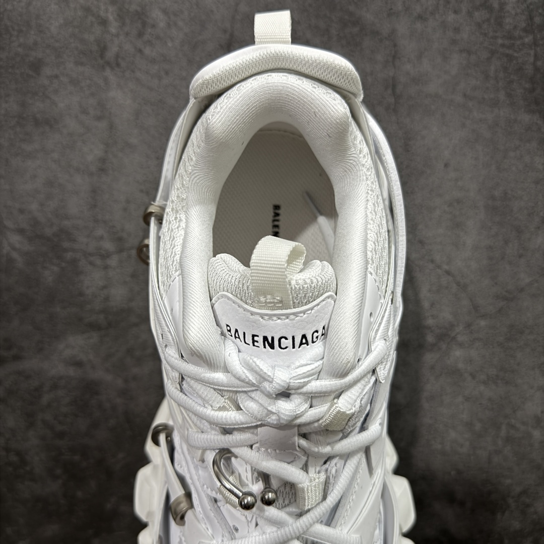 图片[8]-【VG零售版】BALENCIAGA Track 巴黎世家三代复古老爹鞋 白色环扣 全套原纸板楦头开发 最原汁原味的灵魂版型 全鞋荧光划线卡点 胶水把控整洁度追求极致完美 每一双都是工艺品 多重QC质检 超越公司货的品控标准 实实在在的免检产品 原盒原配 正确字体电绣 粗细、位置、大小正确 侧边TPU 透气孔匹配意产原版 正确气垫分离大底 TPU软底 原版一致大底LOGO 立体感十足 原厂皮料水洗做旧 采购原厂网纱 该款鞋采用网眼布和尼龙制成 不含皮革 鞋舌饰有Track.2橡胶品牌标识 外侧饰有橡胶品牌标识 泡沫后帮压印品牌标识 外底正面压印BB标识 由176块饰片拼接而成的铰接式鞋面 侧面配金属质感网眼布 内面配有额外金属光泽饰件 包含1副鞋带和1副备用鞋带 后帮配有拉环鞋提 动态鞋底设计 为双脚带来后续的助力 尺码：35 36 37 38 39 40 41 42 43 44 45 46-选品中心