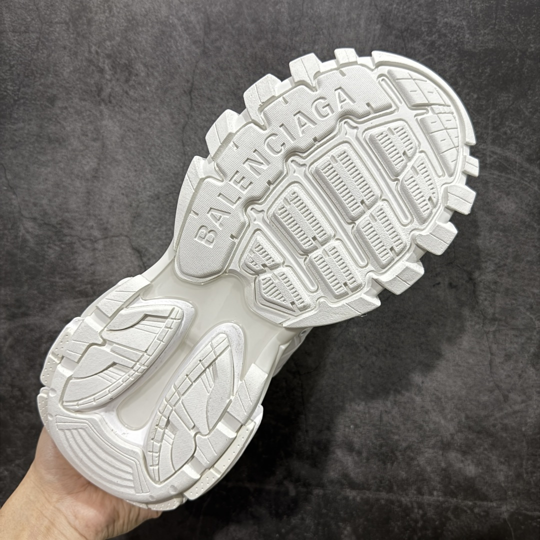 图片[9]-【VG零售版】BALENCIAGA Track 巴黎世家三代复古老爹鞋 白色环扣 全套原纸板楦头开发 最原汁原味的灵魂版型 全鞋荧光划线卡点 胶水把控整洁度追求极致完美 每一双都是工艺品 多重QC质检 超越公司货的品控标准 实实在在的免检产品 原盒原配 正确字体电绣 粗细、位置、大小正确 侧边TPU 透气孔匹配意产原版 正确气垫分离大底 TPU软底 原版一致大底LOGO 立体感十足 原厂皮料水洗做旧 采购原厂网纱 该款鞋采用网眼布和尼龙制成 不含皮革 鞋舌饰有Track.2橡胶品牌标识 外侧饰有橡胶品牌标识 泡沫后帮压印品牌标识 外底正面压印BB标识 由176块饰片拼接而成的铰接式鞋面 侧面配金属质感网眼布 内面配有额外金属光泽饰件 包含1副鞋带和1副备用鞋带 后帮配有拉环鞋提 动态鞋底设计 为双脚带来后续的助力 尺码：35 36 37 38 39 40 41 42 43 44 45 46-选品中心