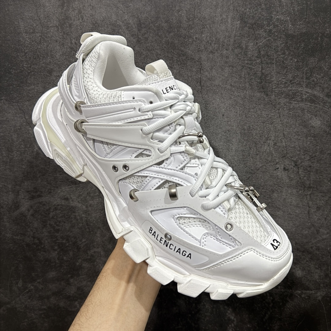 图片[3]-【VG零售版】BALENCIAGA Track 巴黎世家三代复古老爹鞋 白色环扣 全套原纸板楦头开发 最原汁原味的灵魂版型 全鞋荧光划线卡点 胶水把控整洁度追求极致完美 每一双都是工艺品 多重QC质检 超越公司货的品控标准 实实在在的免检产品 原盒原配 正确字体电绣 粗细、位置、大小正确 侧边TPU 透气孔匹配意产原版 正确气垫分离大底 TPU软底 原版一致大底LOGO 立体感十足 原厂皮料水洗做旧 采购原厂网纱 该款鞋采用网眼布和尼龙制成 不含皮革 鞋舌饰有Track.2橡胶品牌标识 外侧饰有橡胶品牌标识 泡沫后帮压印品牌标识 外底正面压印BB标识 由176块饰片拼接而成的铰接式鞋面 侧面配金属质感网眼布 内面配有额外金属光泽饰件 包含1副鞋带和1副备用鞋带 后帮配有拉环鞋提 动态鞋底设计 为双脚带来后续的助力 尺码：35 36 37 38 39 40 41 42 43 44 45 46-选品中心