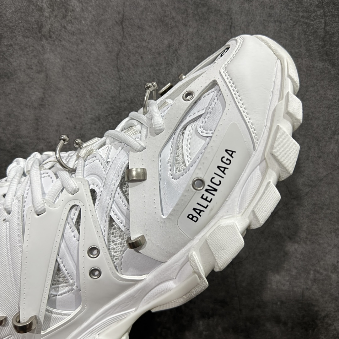 图片[6]-【VG零售版】BALENCIAGA Track 巴黎世家三代复古老爹鞋 白色环扣 全套原纸板楦头开发 最原汁原味的灵魂版型 全鞋荧光划线卡点 胶水把控整洁度追求极致完美 每一双都是工艺品 多重QC质检 超越公司货的品控标准 实实在在的免检产品 原盒原配 正确字体电绣 粗细、位置、大小正确 侧边TPU 透气孔匹配意产原版 正确气垫分离大底 TPU软底 原版一致大底LOGO 立体感十足 原厂皮料水洗做旧 采购原厂网纱 该款鞋采用网眼布和尼龙制成 不含皮革 鞋舌饰有Track.2橡胶品牌标识 外侧饰有橡胶品牌标识 泡沫后帮压印品牌标识 外底正面压印BB标识 由176块饰片拼接而成的铰接式鞋面 侧面配金属质感网眼布 内面配有额外金属光泽饰件 包含1副鞋带和1副备用鞋带 后帮配有拉环鞋提 动态鞋底设计 为双脚带来后续的助力 尺码：35 36 37 38 39 40 41 42 43 44 45 46-选品中心