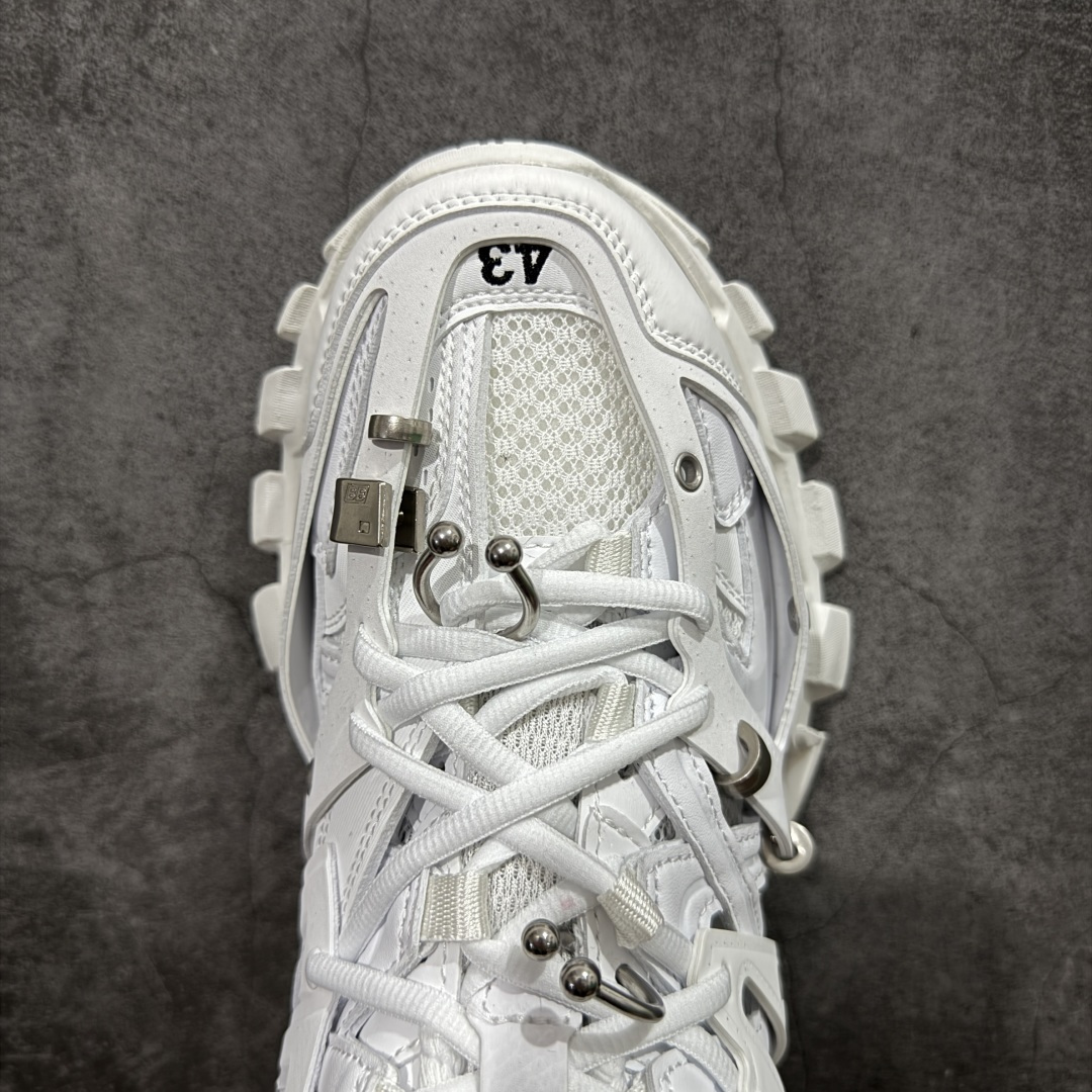 图片[5]-【VG零售版】BALENCIAGA Track 巴黎世家三代复古老爹鞋 白色环扣 全套原纸板楦头开发 最原汁原味的灵魂版型 全鞋荧光划线卡点 胶水把控整洁度追求极致完美 每一双都是工艺品 多重QC质检 超越公司货的品控标准 实实在在的免检产品 原盒原配 正确字体电绣 粗细、位置、大小正确 侧边TPU 透气孔匹配意产原版 正确气垫分离大底 TPU软底 原版一致大底LOGO 立体感十足 原厂皮料水洗做旧 采购原厂网纱 该款鞋采用网眼布和尼龙制成 不含皮革 鞋舌饰有Track.2橡胶品牌标识 外侧饰有橡胶品牌标识 泡沫后帮压印品牌标识 外底正面压印BB标识 由176块饰片拼接而成的铰接式鞋面 侧面配金属质感网眼布 内面配有额外金属光泽饰件 包含1副鞋带和1副备用鞋带 后帮配有拉环鞋提 动态鞋底设计 为双脚带来后续的助力 尺码：35 36 37 38 39 40 41 42 43 44 45 46-选品中心