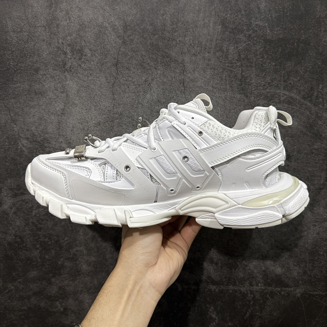 图片[2]-【VG零售版】BALENCIAGA Track 巴黎世家三代复古老爹鞋 白色环扣 全套原纸板楦头开发 最原汁原味的灵魂版型 全鞋荧光划线卡点 胶水把控整洁度追求极致完美 每一双都是工艺品 多重QC质检 超越公司货的品控标准 实实在在的免检产品 原盒原配 正确字体电绣 粗细、位置、大小正确 侧边TPU 透气孔匹配意产原版 正确气垫分离大底 TPU软底 原版一致大底LOGO 立体感十足 原厂皮料水洗做旧 采购原厂网纱 该款鞋采用网眼布和尼龙制成 不含皮革 鞋舌饰有Track.2橡胶品牌标识 外侧饰有橡胶品牌标识 泡沫后帮压印品牌标识 外底正面压印BB标识 由176块饰片拼接而成的铰接式鞋面 侧面配金属质感网眼布 内面配有额外金属光泽饰件 包含1副鞋带和1副备用鞋带 后帮配有拉环鞋提 动态鞋底设计 为双脚带来后续的助力 尺码：35 36 37 38 39 40 41 42 43 44 45 46-选品中心