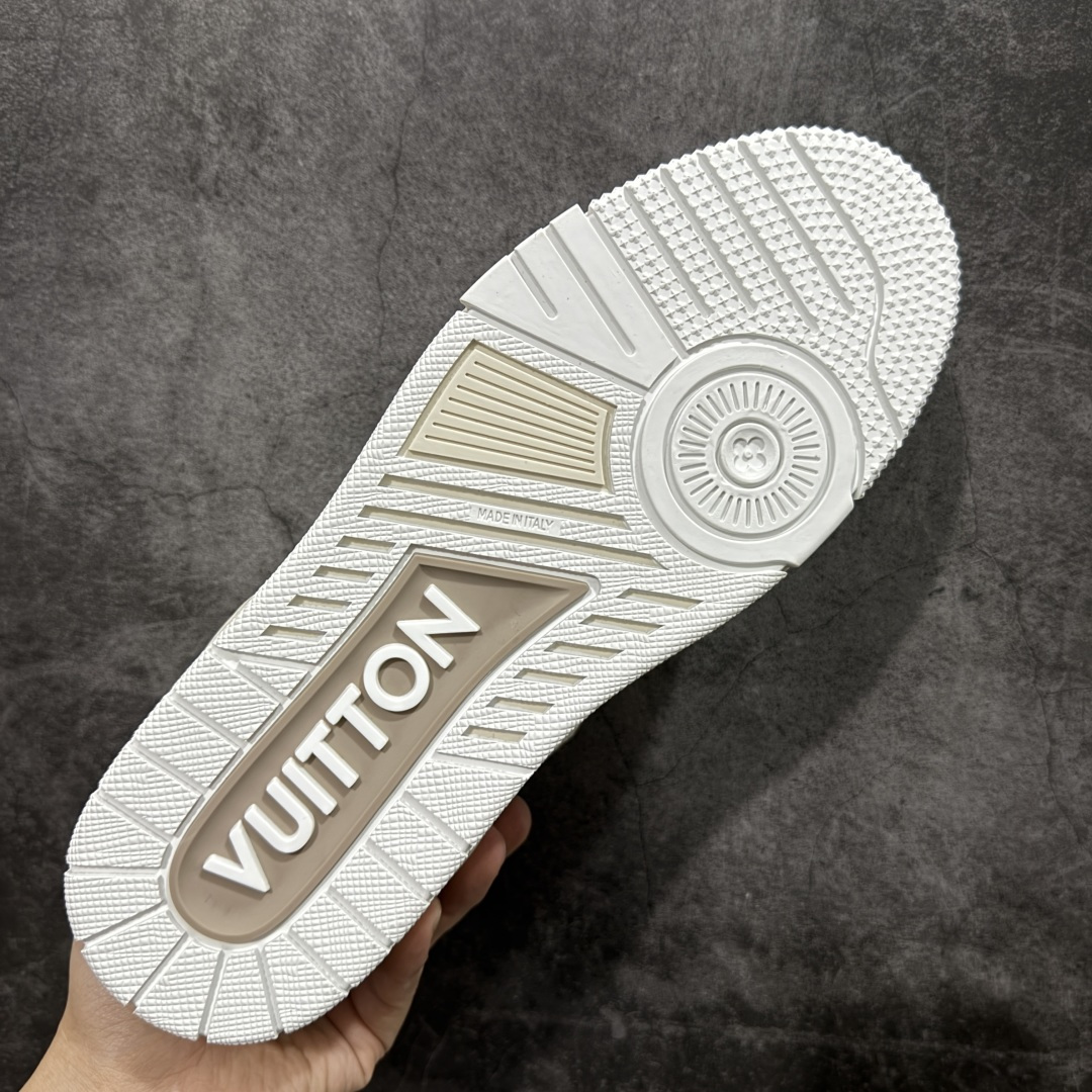 图片[9]-【YS纯原】广奢高端货 LOUIS VUITTON 路易威登 LV Trainer 休闲板鞋 ✦ 原楦原纸版开模，鞋型立体饱满 ✦ 零毛边、零溢胶、零线头瑕疵 ✦ 细节与原版一致 区分市面通货 ✦ 多层叠片＋电脑针车，针距密度一致 ✦ Monogram浮雕＋3D高频压纹 ✦ 多密度发泡中底：支撑回弹媲美专柜 ✦ 原装橡胶大底：含胶量高、纹路深、双拼接零偏差 ✦ ZP级原装包装：专柜款鞋盒＋防尘袋＋说明书 尺码：39-45-选品中心