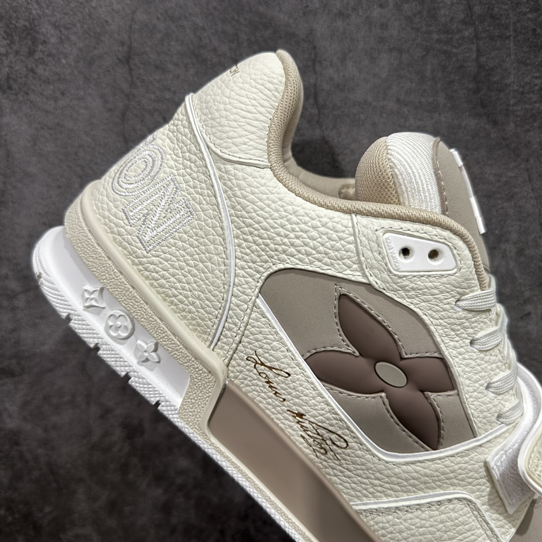 图片[7]-【YS纯原】广奢高端货 LOUIS VUITTON 路易威登 LV Trainer 休闲板鞋 ✦ 原楦原纸版开模，鞋型立体饱满 ✦ 零毛边、零溢胶、零线头瑕疵 ✦ 细节与原版一致 区分市面通货 ✦ 多层叠片＋电脑针车，针距密度一致 ✦ Monogram浮雕＋3D高频压纹 ✦ 多密度发泡中底：支撑回弹媲美专柜 ✦ 原装橡胶大底：含胶量高、纹路深、双拼接零偏差 ✦ ZP级原装包装：专柜款鞋盒＋防尘袋＋说明书 尺码：39-45-选品中心