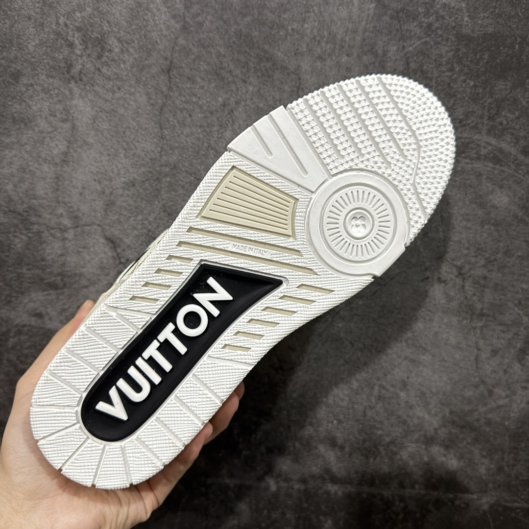 图片[9]-【YS纯原】广奢高端货 LOUIS VUITTON 路易威登 LV Trainer 休闲板鞋 ✦ 原楦原纸版开模，鞋型立体饱满 ✦ 零毛边、零溢胶、零线头瑕疵 ✦ 细节与原版一致 区分市面通货 ✦ 多层叠片＋电脑针车，针距密度一致 ✦ Monogram浮雕＋3D高频压纹 ✦ 多密度发泡中底：支撑回弹媲美专柜 ✦ 原装橡胶大底：含胶量高、纹路深、双拼接零偏差 ✦ ZP级原装包装：专柜款鞋盒＋防尘袋＋说明书 尺码：39-45-选品中心
