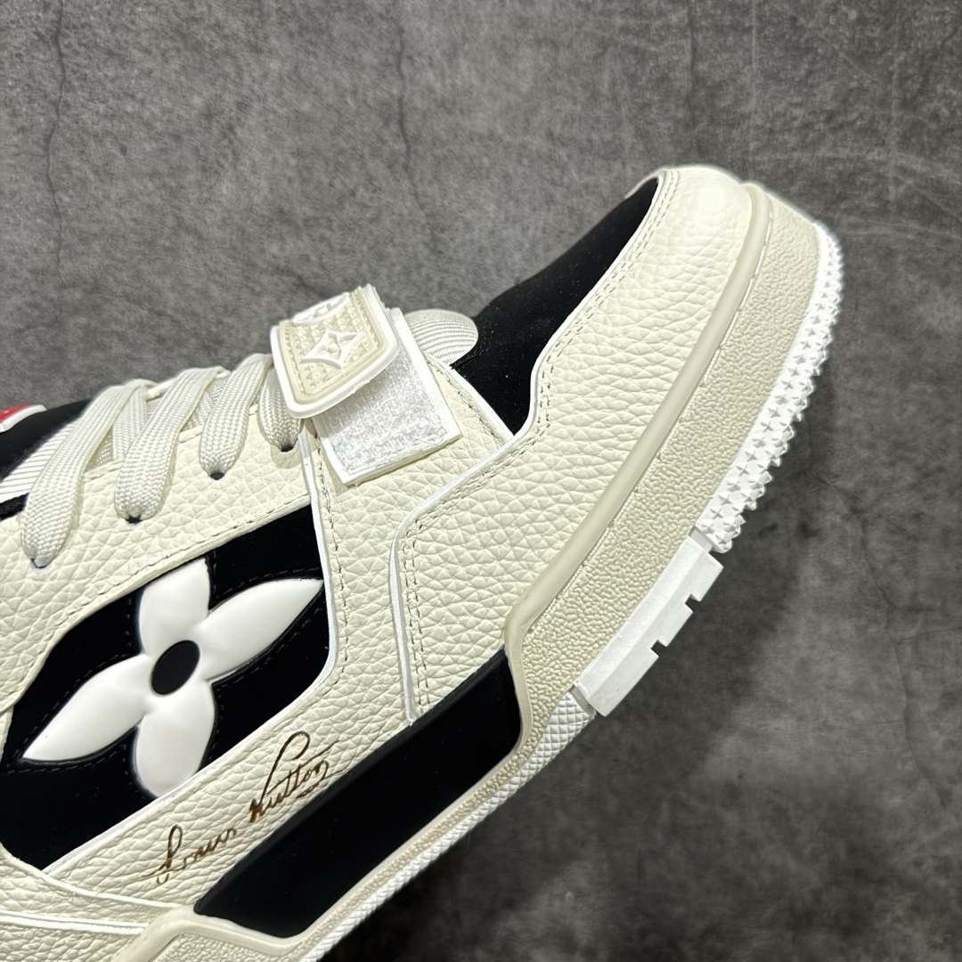 图片[6]-【YS纯原】广奢高端货 LOUIS VUITTON 路易威登 LV Trainer 休闲板鞋 ✦ 原楦原纸版开模，鞋型立体饱满 ✦ 零毛边、零溢胶、零线头瑕疵 ✦ 细节与原版一致 区分市面通货 ✦ 多层叠片＋电脑针车，针距密度一致 ✦ Monogram浮雕＋3D高频压纹 ✦ 多密度发泡中底：支撑回弹媲美专柜 ✦ 原装橡胶大底：含胶量高、纹路深、双拼接零偏差 ✦ ZP级原装包装：专柜款鞋盒＋防尘袋＋说明书 尺码：39-45-选品中心