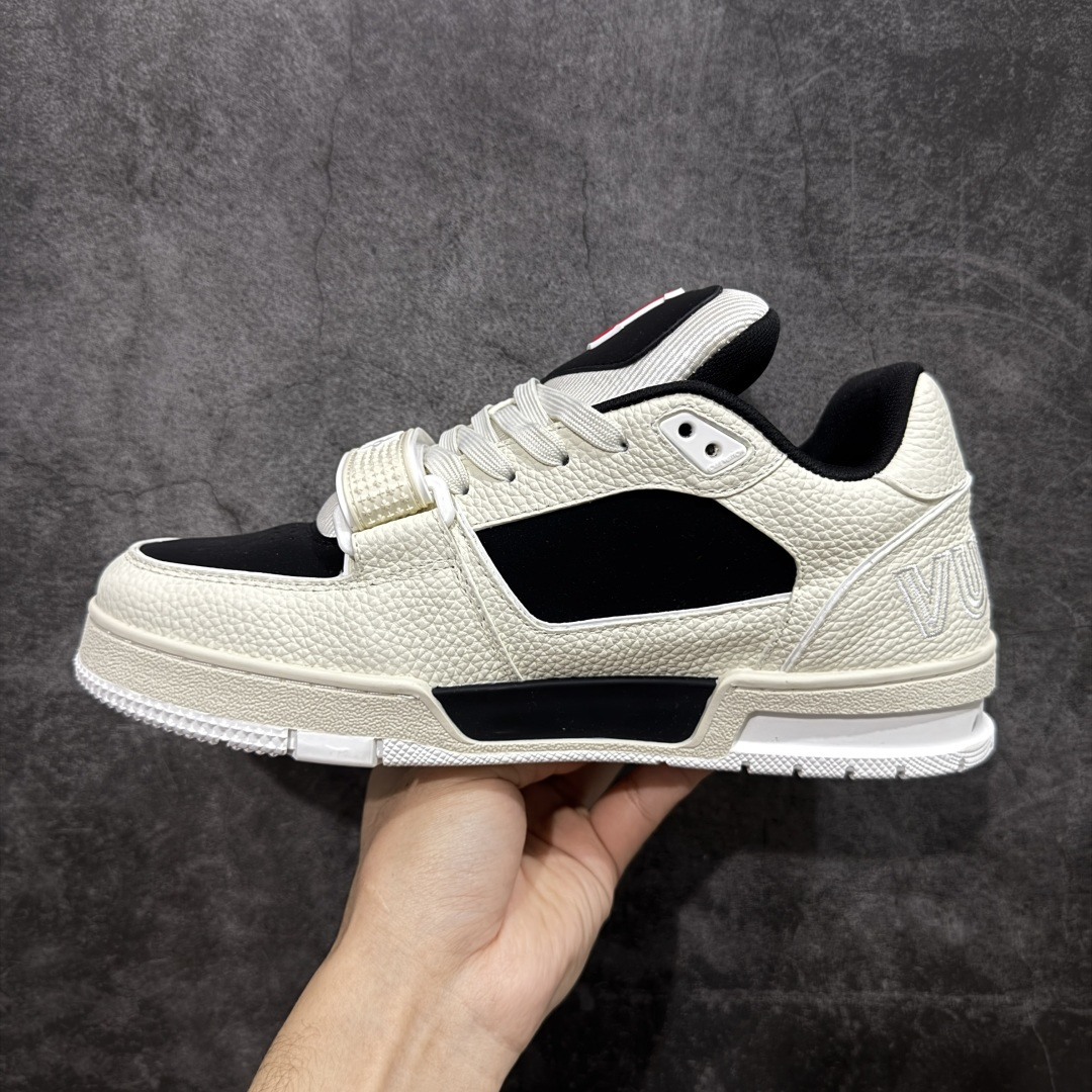 图片[2]-【YS纯原】广奢高端货 LOUIS VUITTON 路易威登 LV Trainer 休闲板鞋 ✦ 原楦原纸版开模，鞋型立体饱满 ✦ 零毛边、零溢胶、零线头瑕疵 ✦ 细节与原版一致 区分市面通货 ✦ 多层叠片＋电脑针车，针距密度一致 ✦ Monogram浮雕＋3D高频压纹 ✦ 多密度发泡中底：支撑回弹媲美专柜 ✦ 原装橡胶大底：含胶量高、纹路深、双拼接零偏差 ✦ ZP级原装包装：专柜款鞋盒＋防尘袋＋说明书 尺码：39-45-选品中心